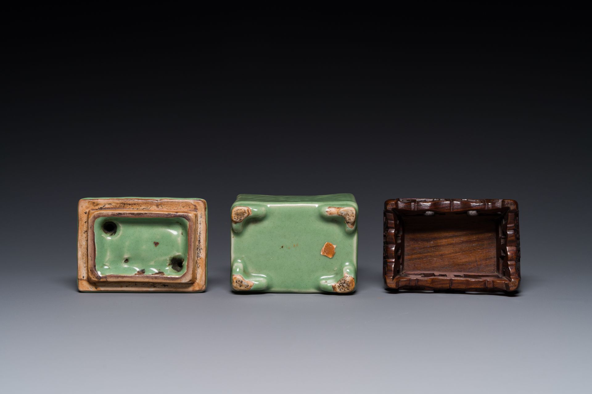 A Chinese Longquan celadon rectangular censer and cover on wooden stand, Ming - Bild 5 aus 5