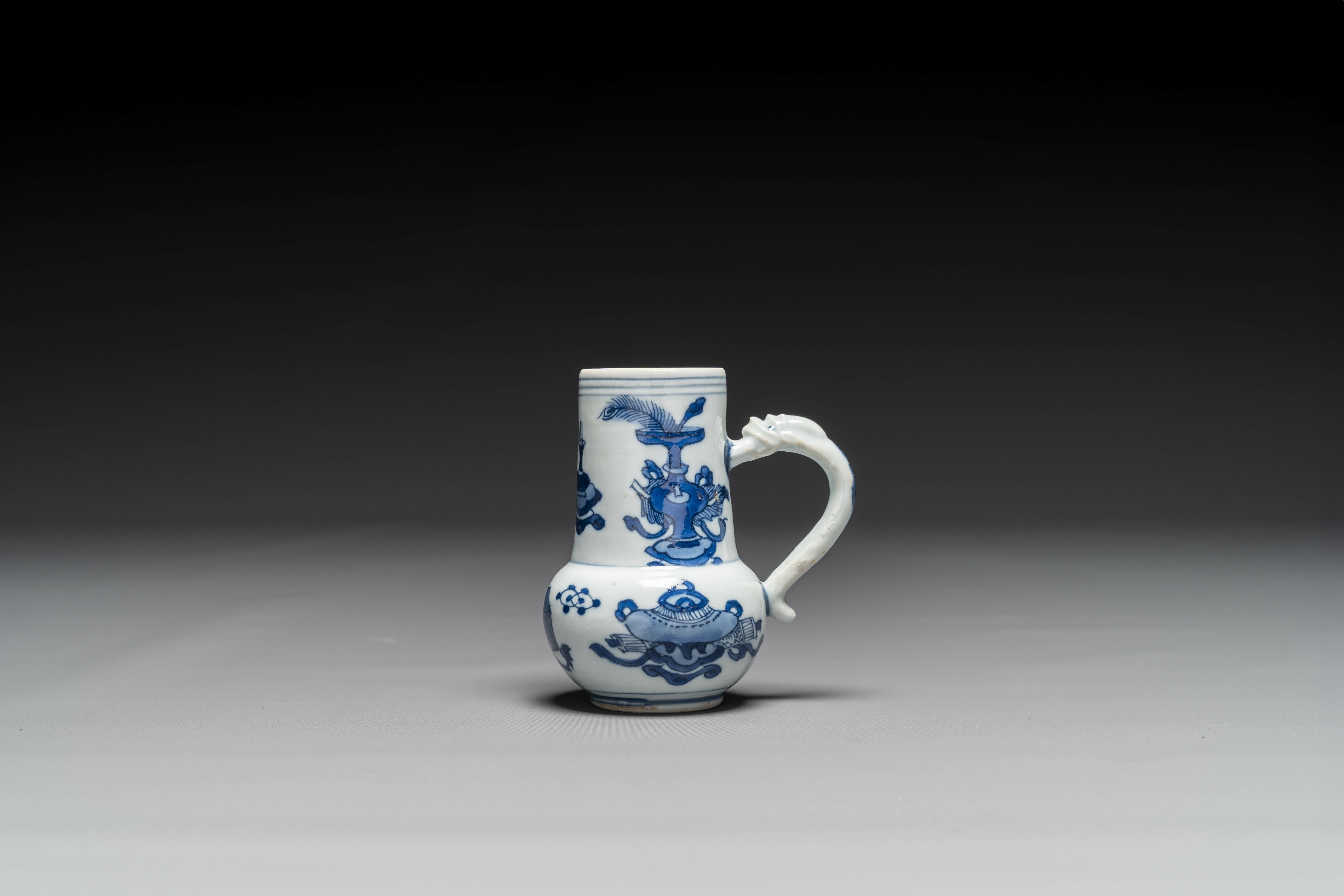 A group of six pieces of Chinese blue and white porcelain, Kangxi - Image 11 of 13