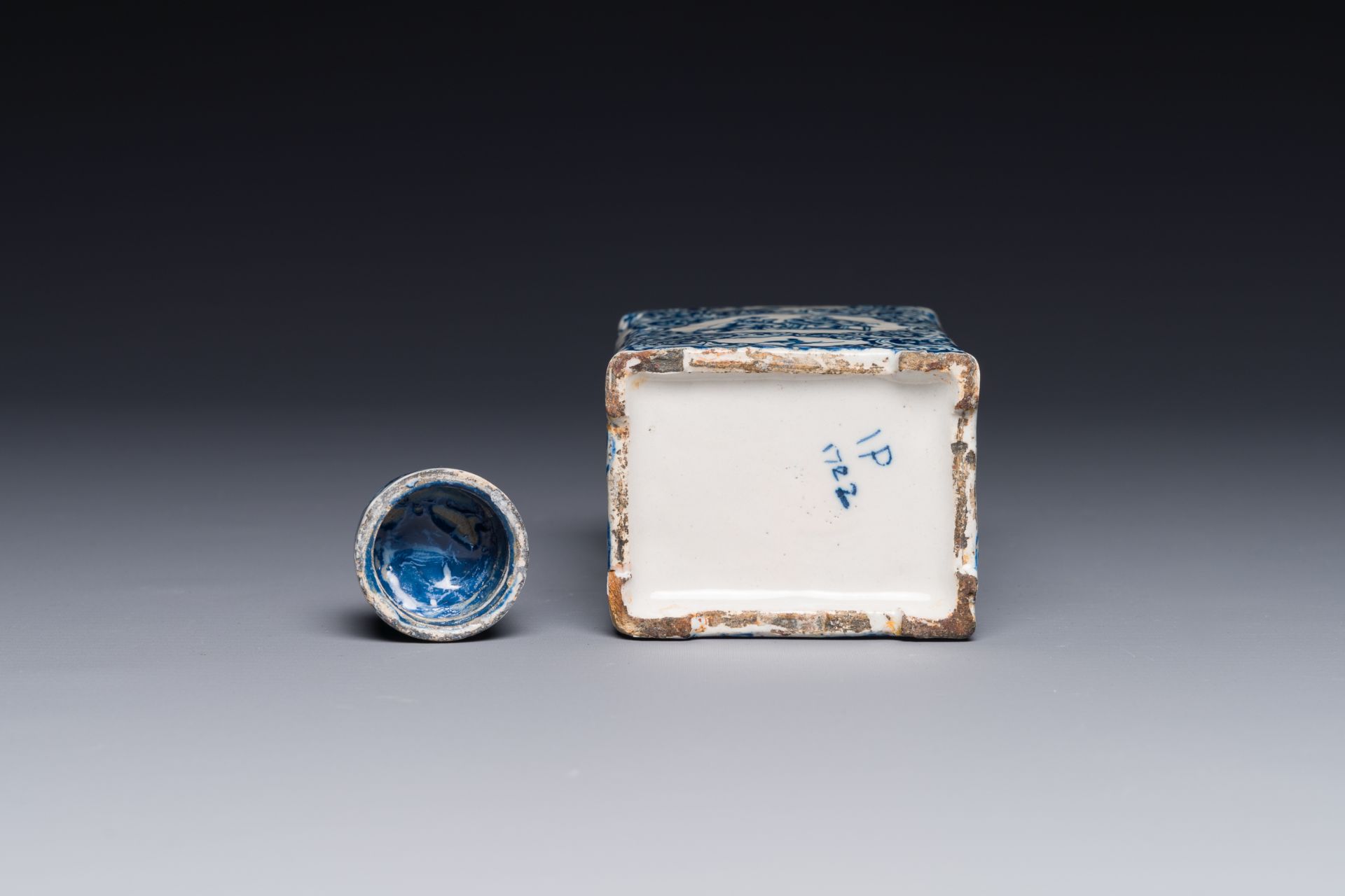 A rectangular Dutch Delft blue and white teacaddy and cover, 18th C. - Image 10 of 10