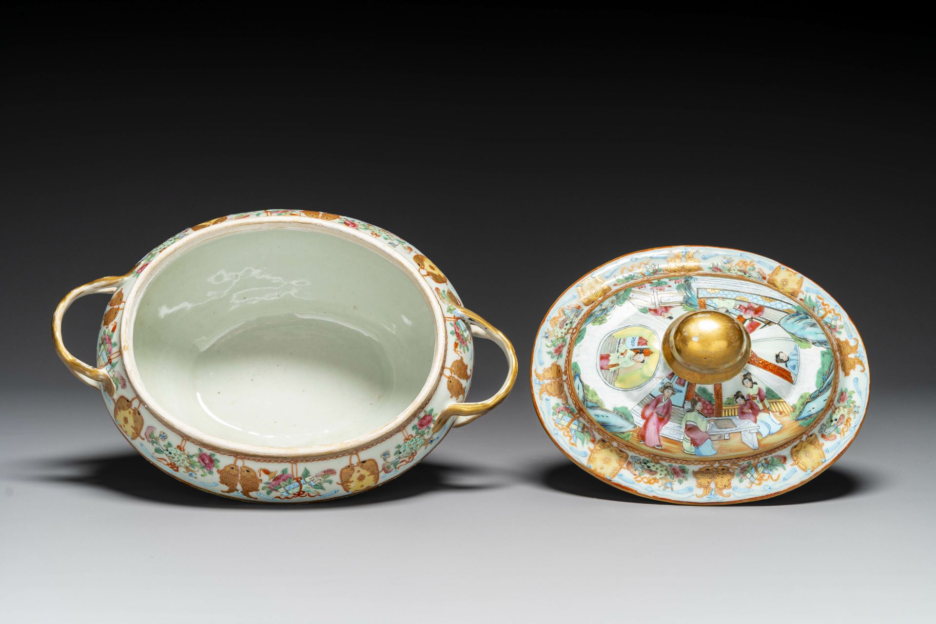 A Chinese Canton famille rose tureen and cover and matching plate, 19th C. - Image 3 of 4