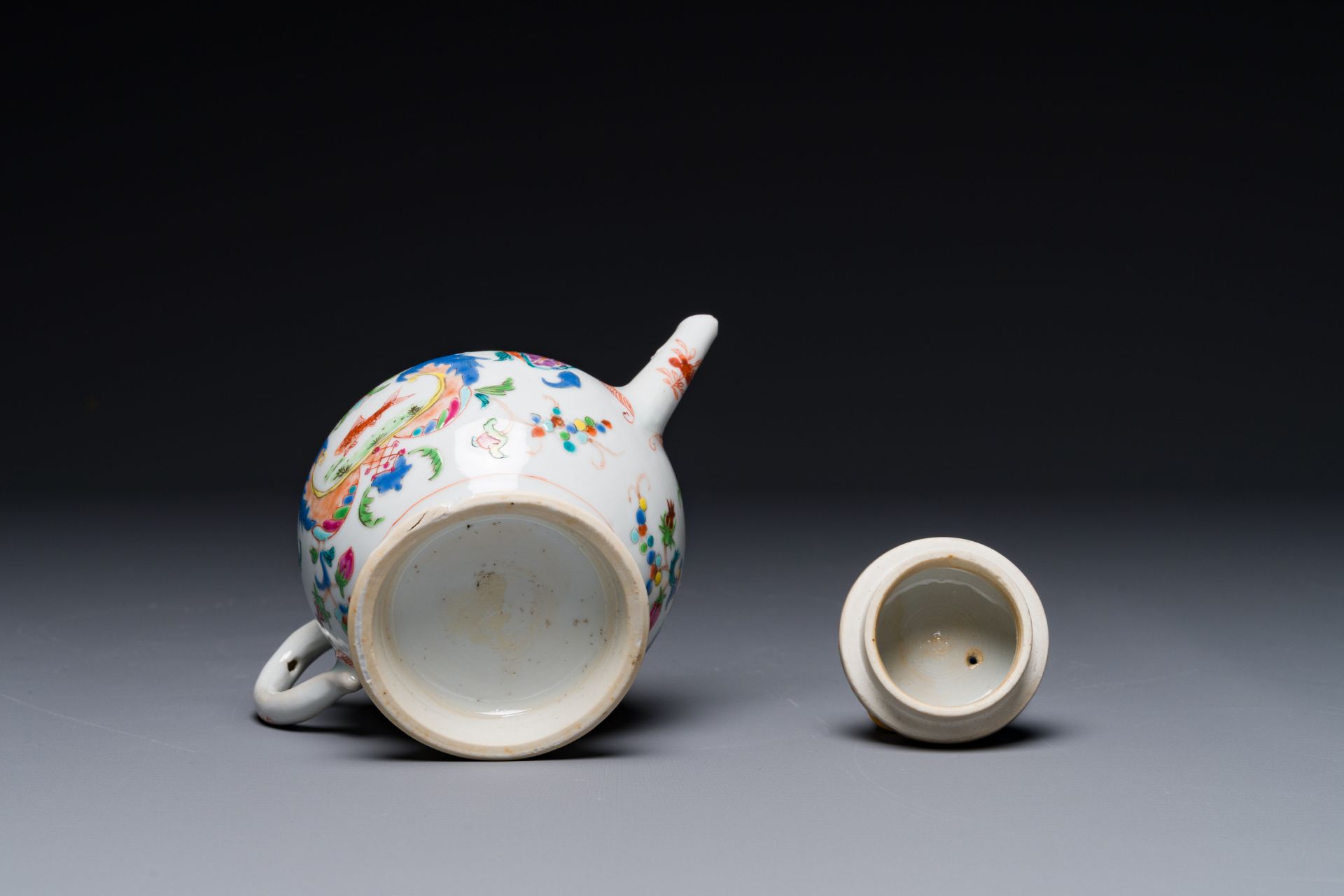 A Chinese famille rose 'Pompadour' teapot and cover, Qianlong - Bild 6 aus 6