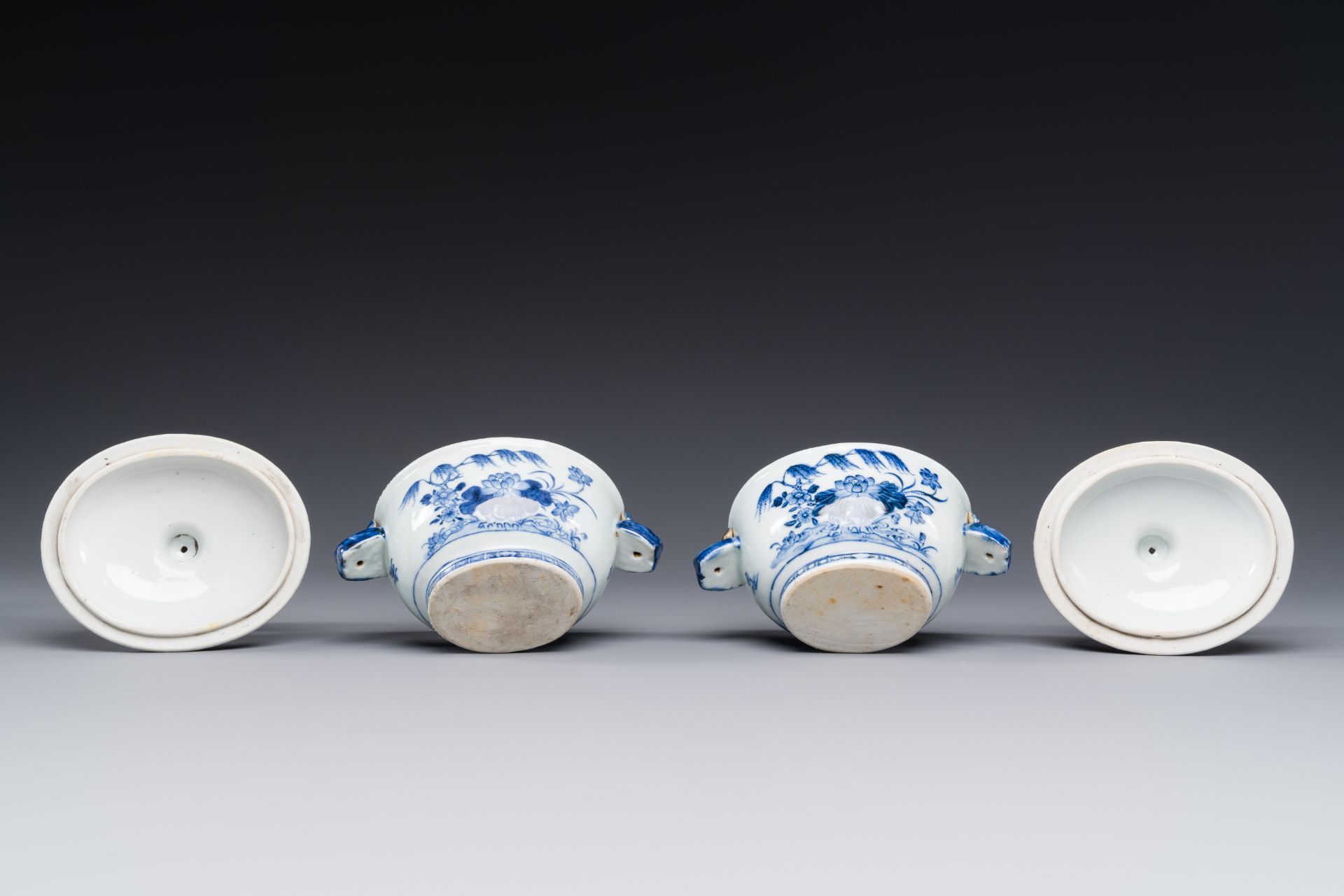 A pair Chinese blue and white sauce boats and a pair of tureens and covers, Qianlong - Image 5 of 5