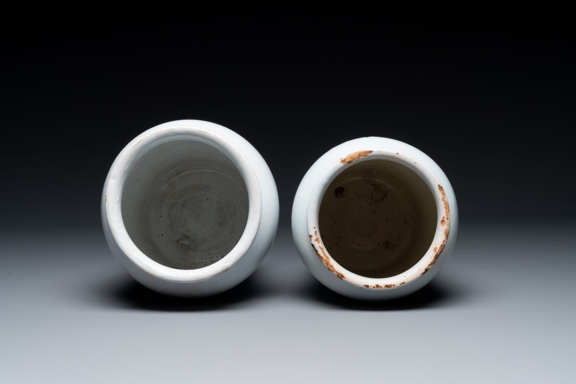 Two white glazed pottery tobacco jars, France, late 18th C. - Bild 6 aus 10