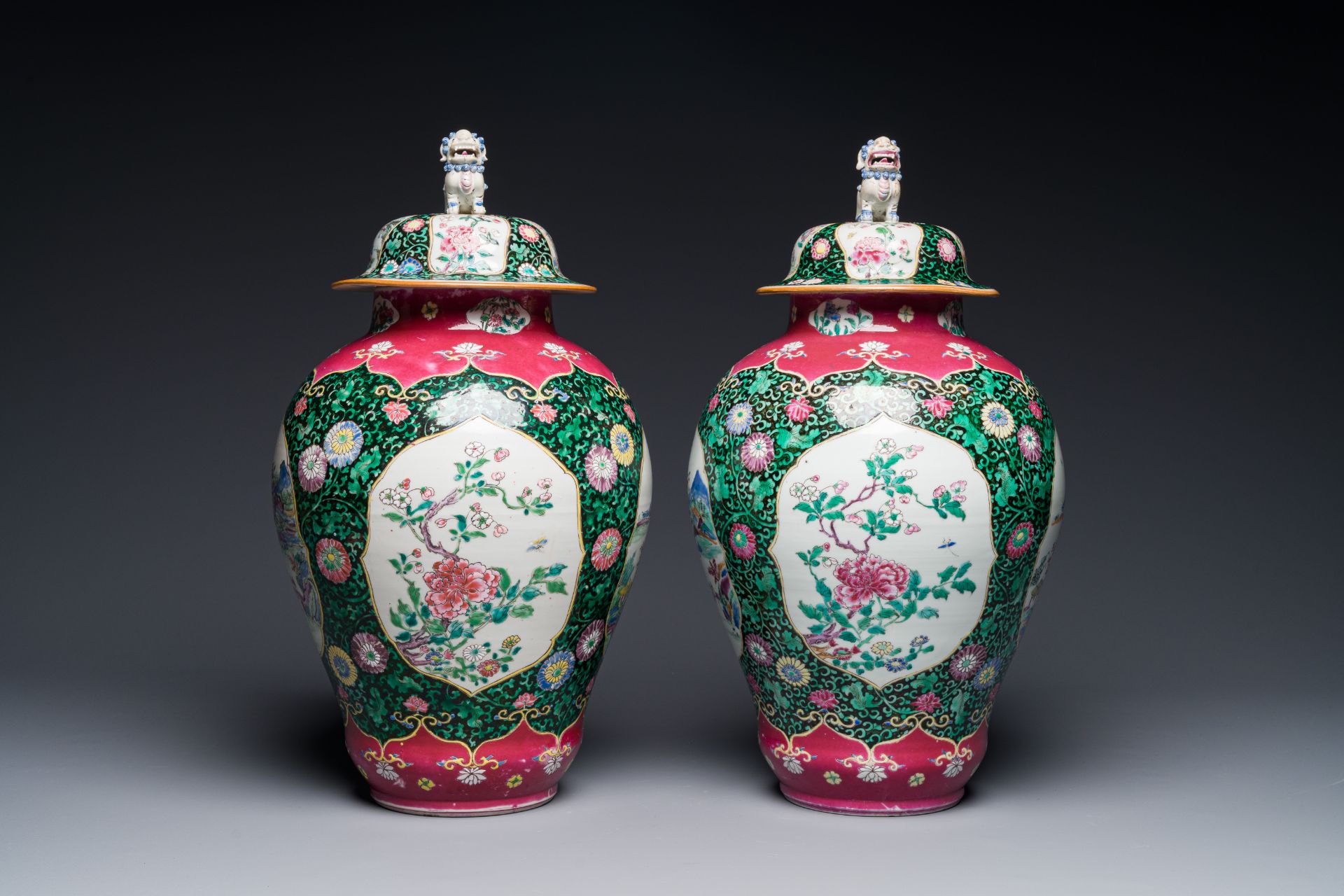 A pair of Chinese famille rose black-ground jars and covers with mountainous landscape design, Yongz - Bild 4 aus 6