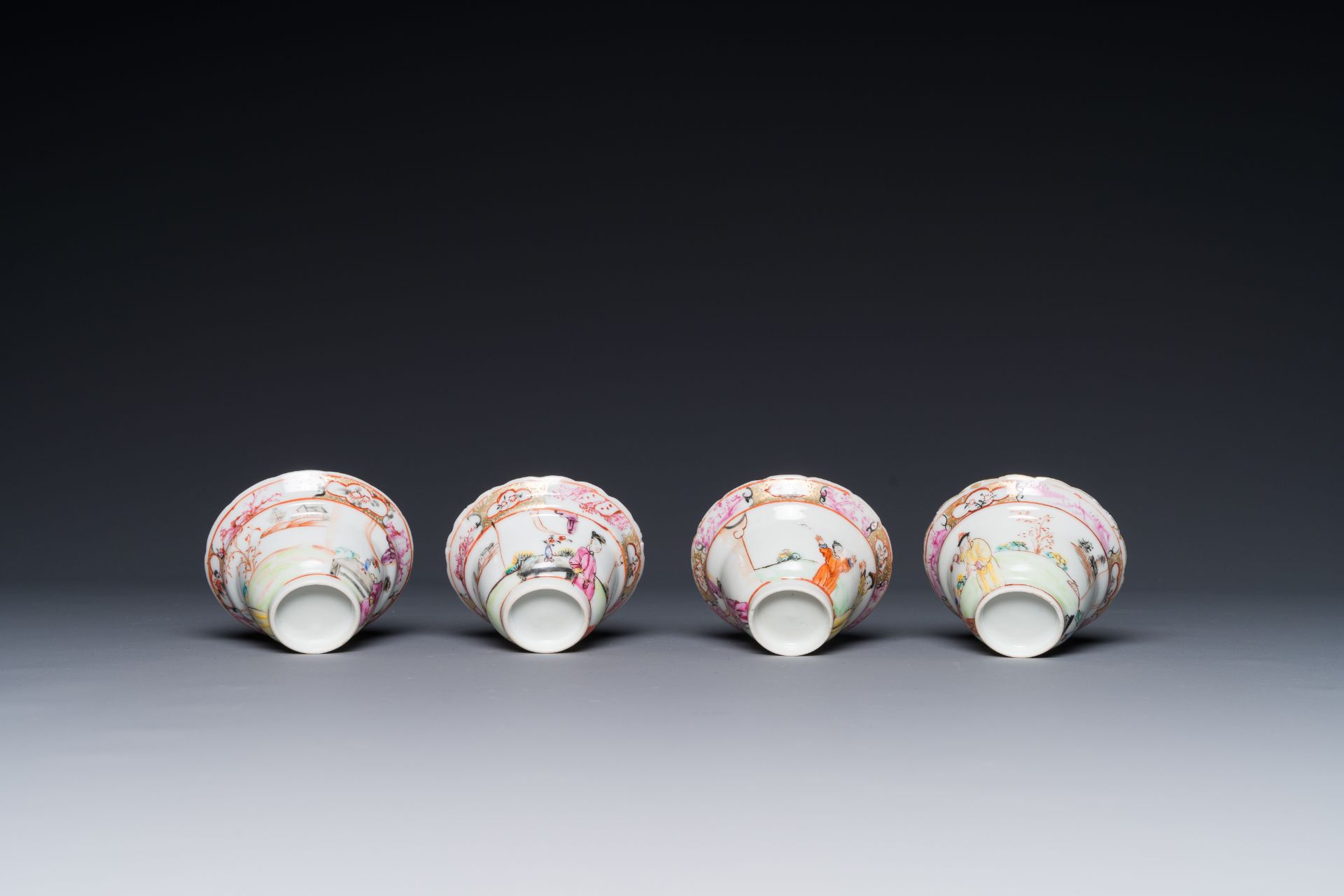Six Chinese Canton famille rose 'mandarin subject' cups and saucers with four covers, Qianlong - Bild 6 aus 7