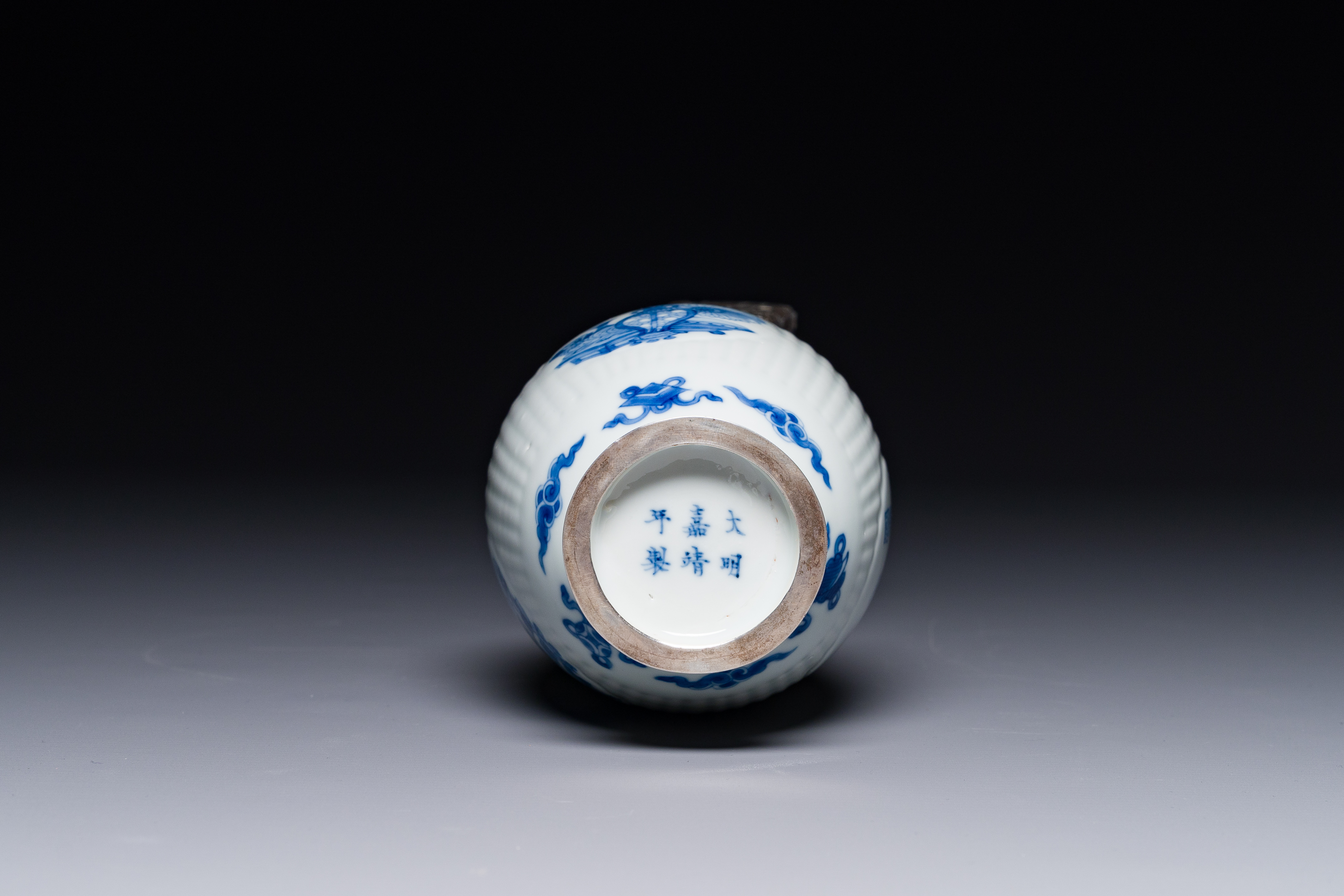 A fine Chinese blue and white silver mounted jar, signed Bo Gu Zhai åšå¤æ–Ž, Jiajing mark, Kangxi - Image 6 of 6