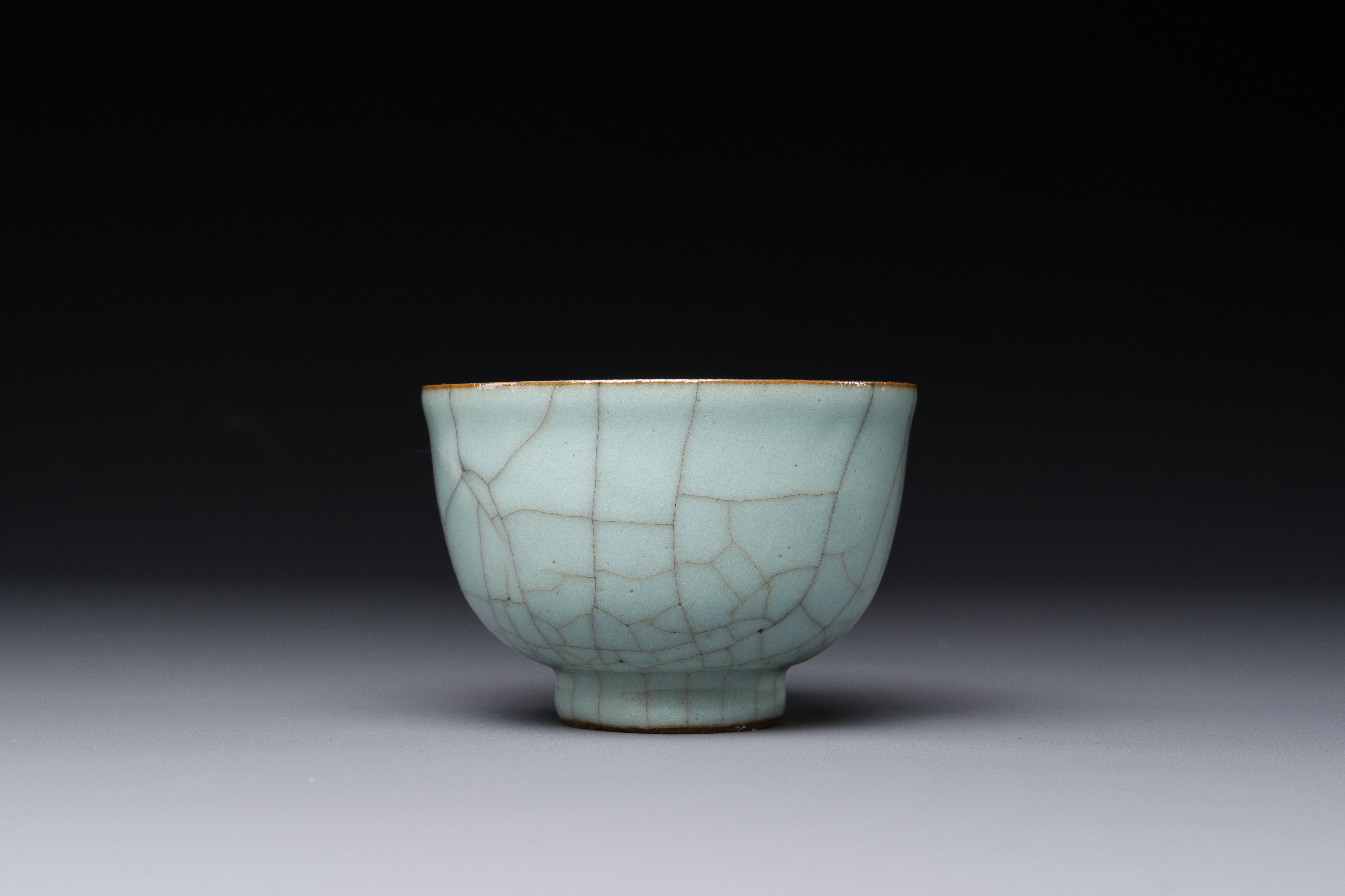 A Chinese ge-type crackle-glazed tea cup, 19th C. - Image 3 of 4