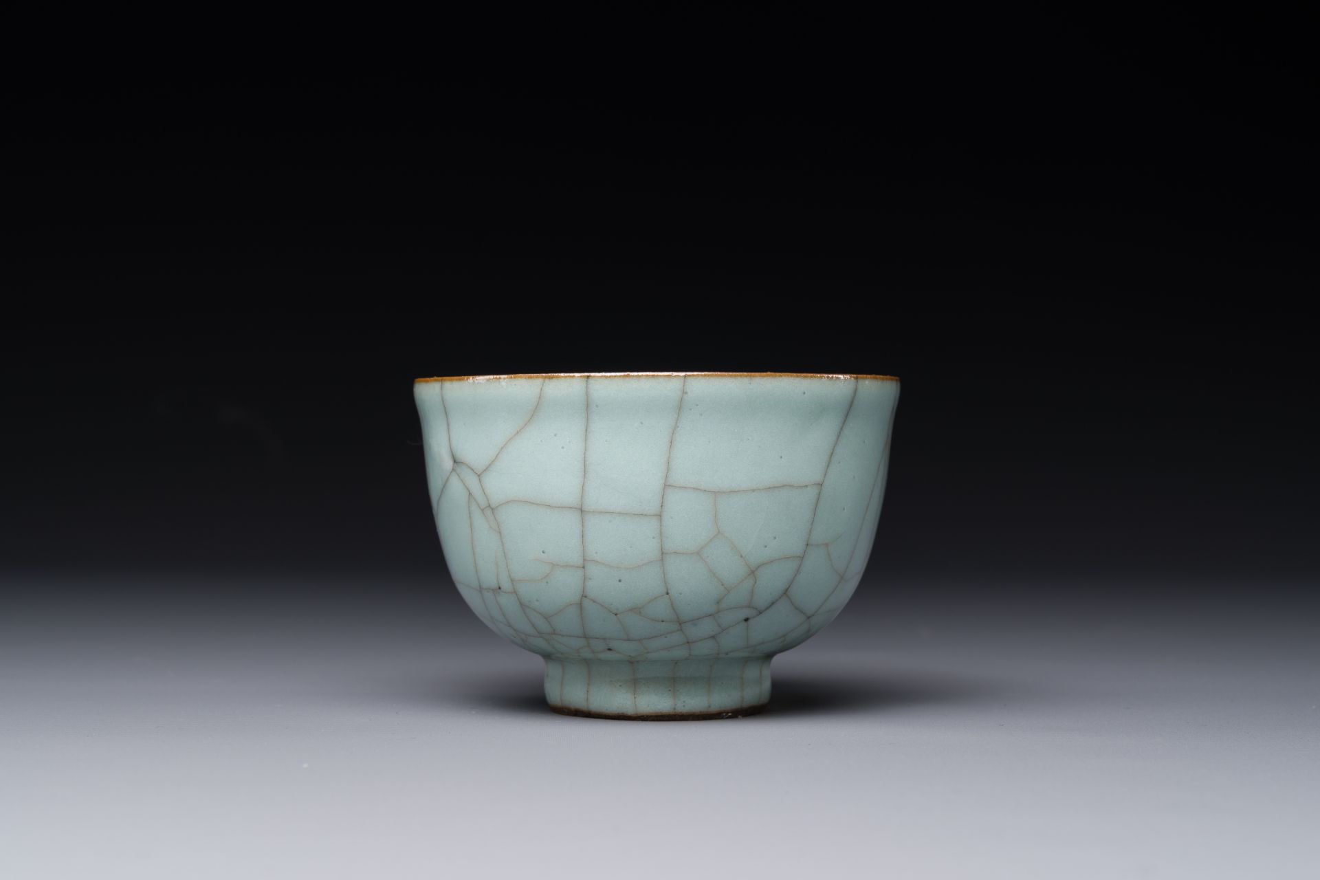 A Chinese ge-type crackle-glazed tea cup, 19th C. - Image 3 of 4