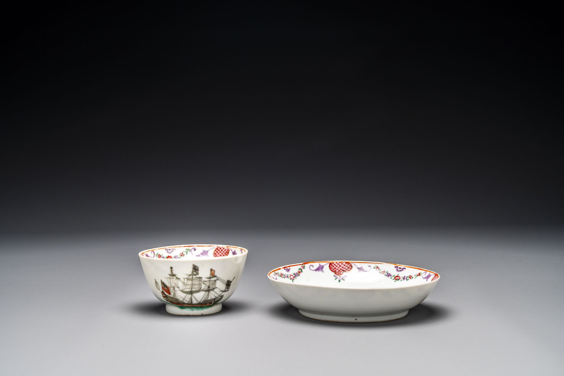 A rare Chinese famille rose 'European merchant ship' cup and saucer, Qianlong - Bild 3 aus 5