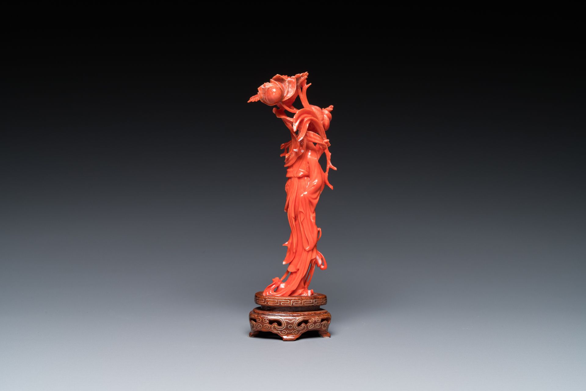 A Chinese red coral figure of a standing lady holding a flower, 19/20th C. - Image 4 of 7