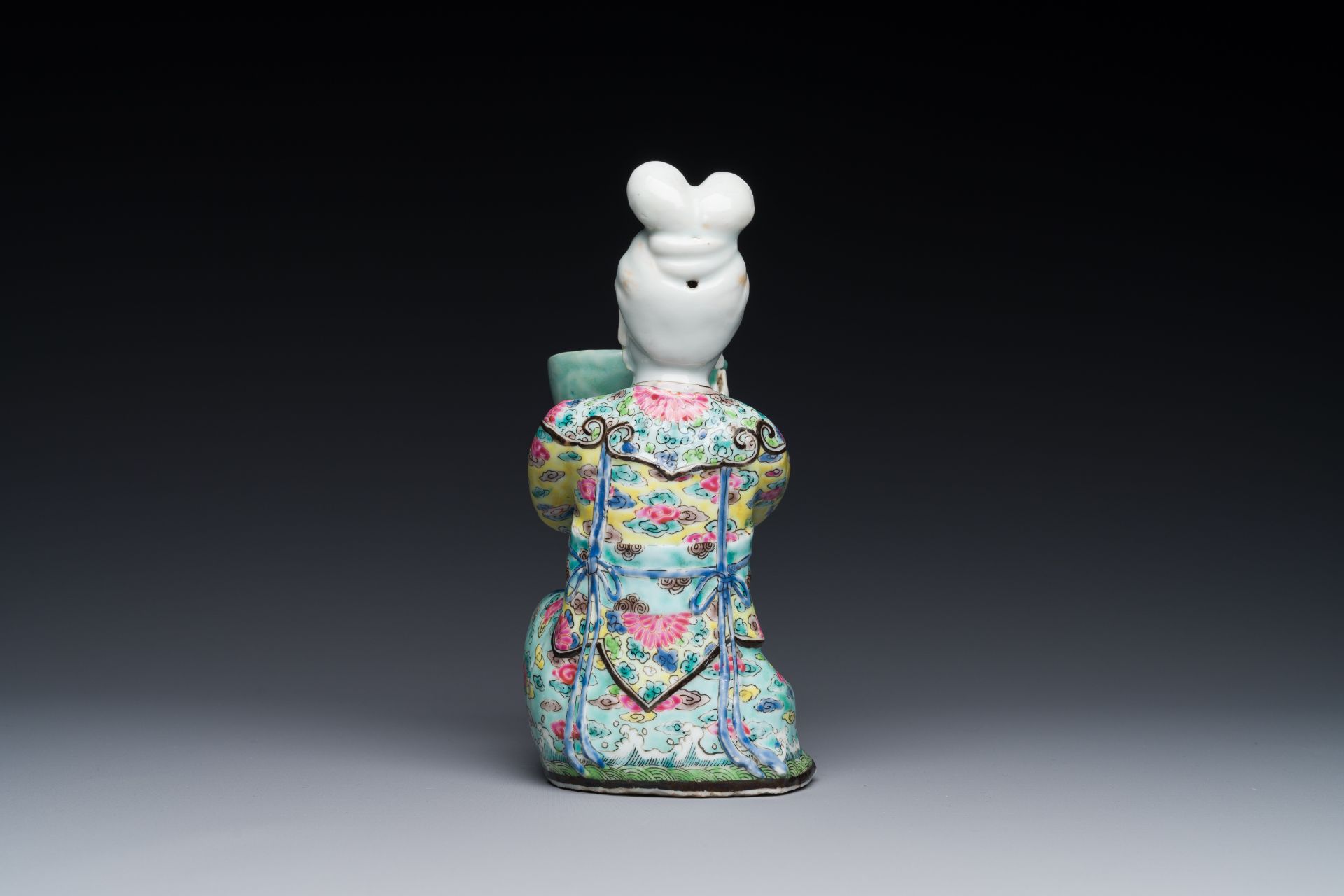 A Chinese famille rose figure of lady with a bowl, Yongzheng - Bild 4 aus 7