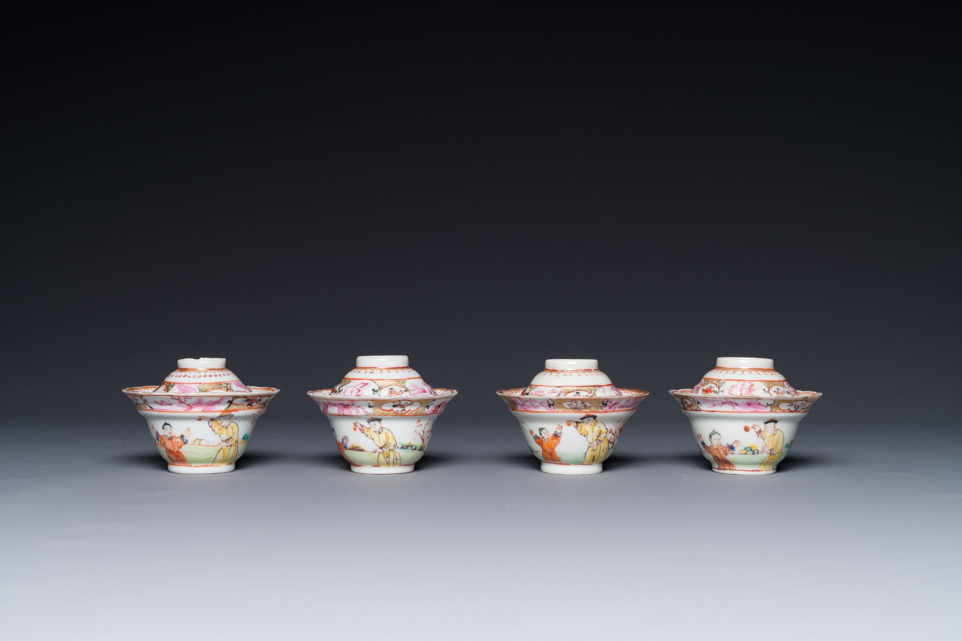 Six Chinese Canton famille rose 'mandarin subject' cups and saucers with four covers, Qianlong - Bild 4 aus 7