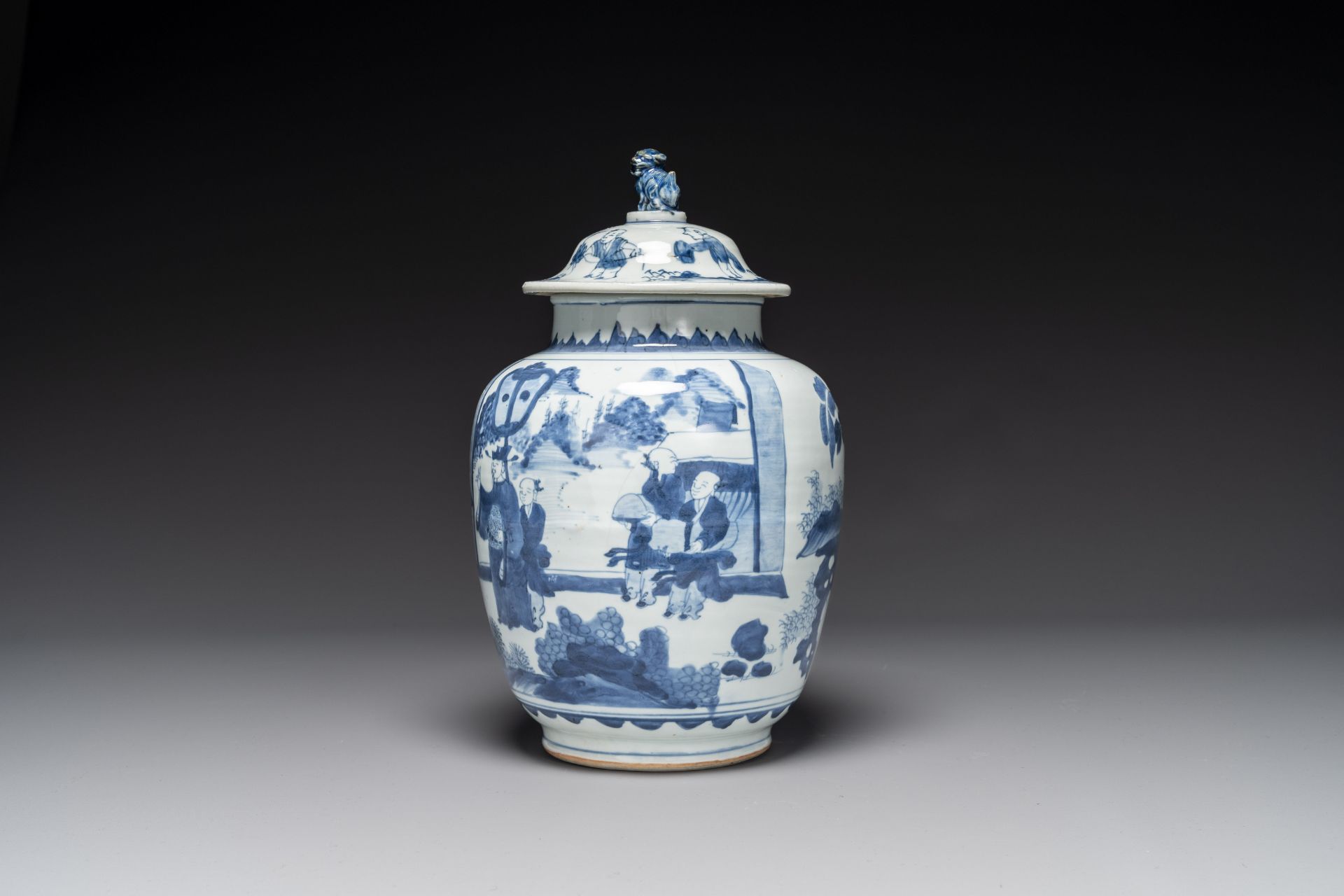 A Chinese blue and white 'Jia Guan Jin Jue åŠ å®˜æ™‰çˆµ' vase and cover, Transitional period - Image 4 of 6