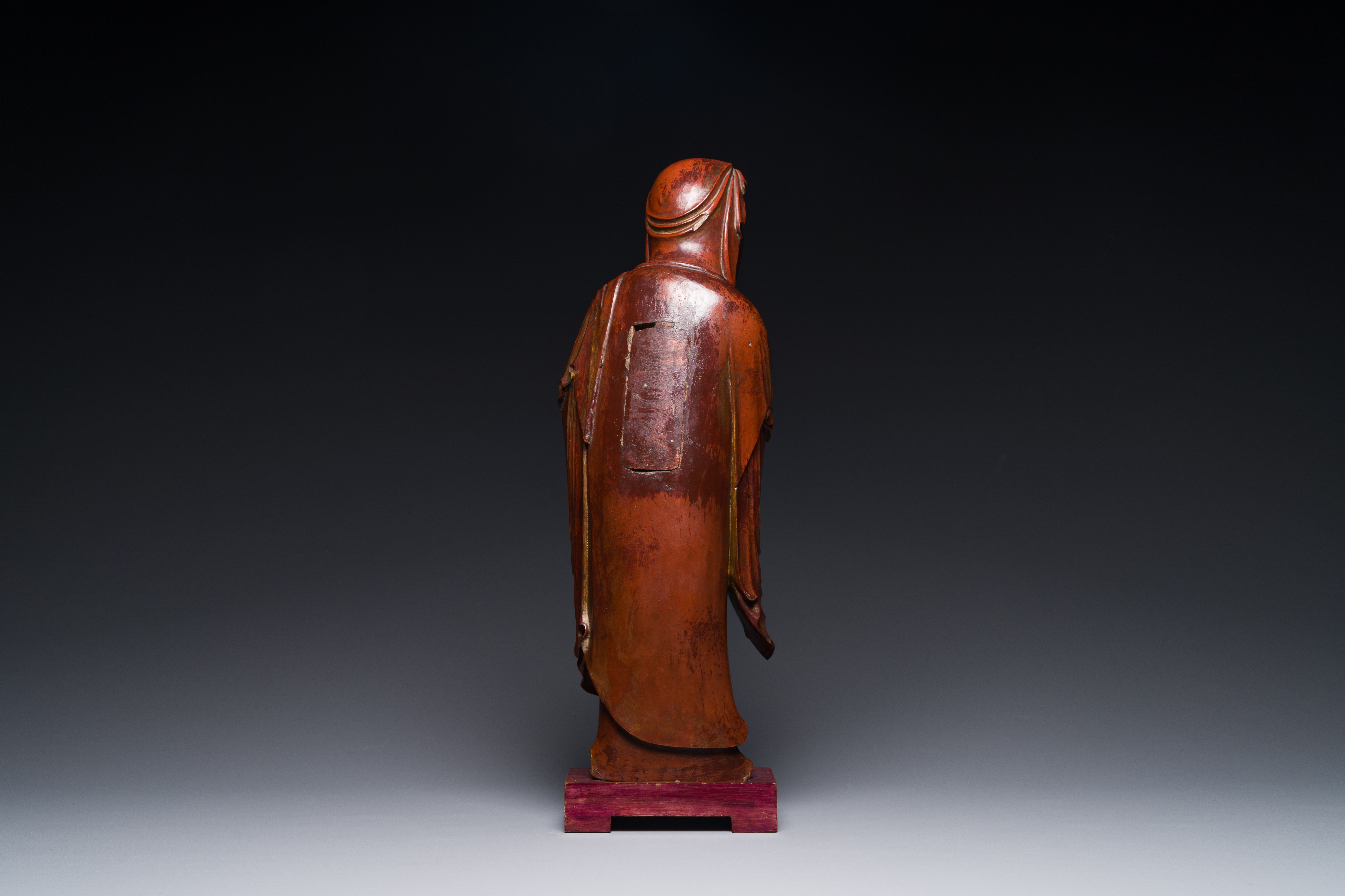 A Chinese partly gilt and lacquered wooden sculpture of Guanyin, Ming - Image 4 of 7