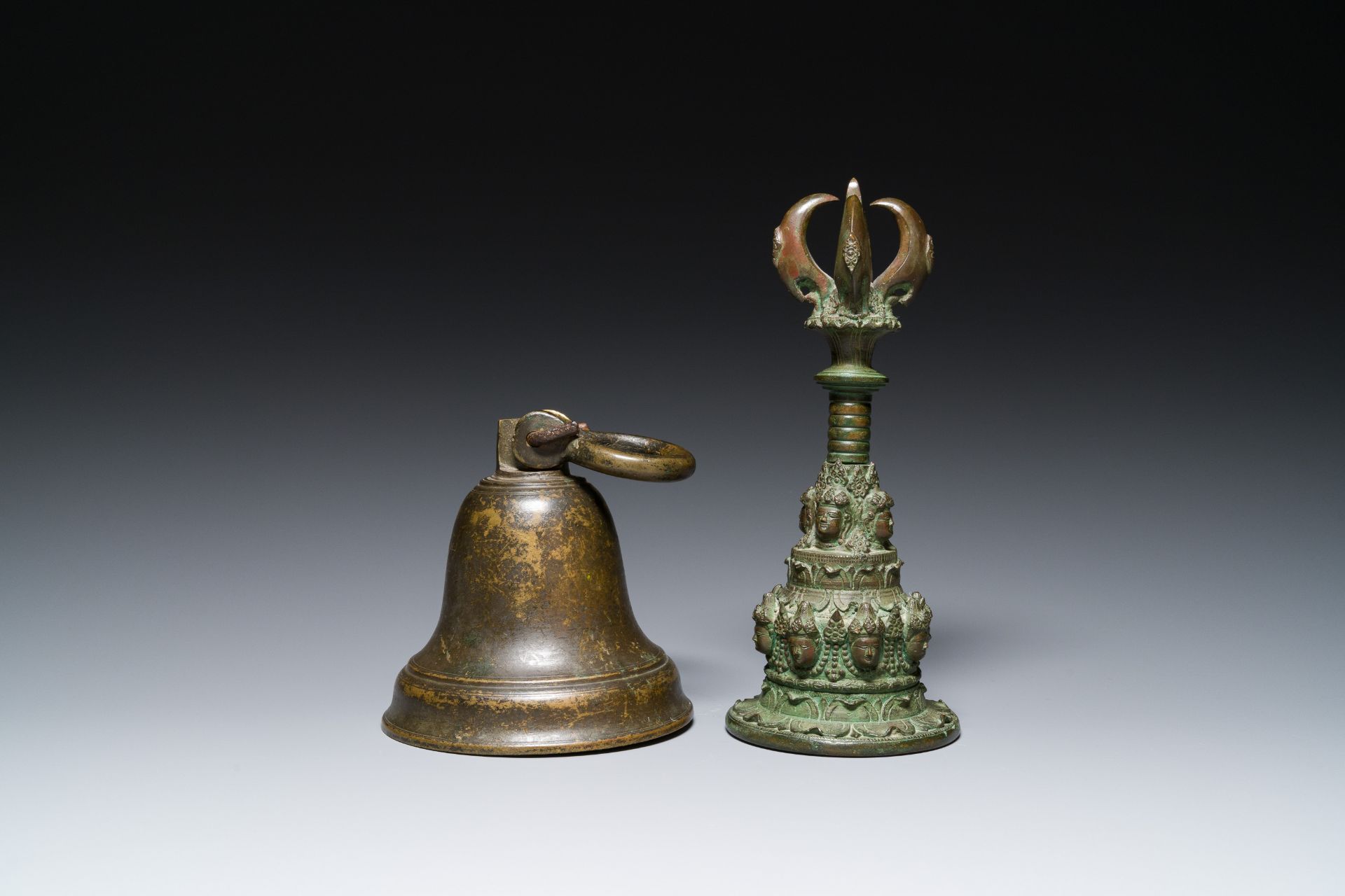 A bronze bell and a ceremonial hand bell, South Asia and Southeast Asia, 19th C. or earlier - Bild 14 aus 21