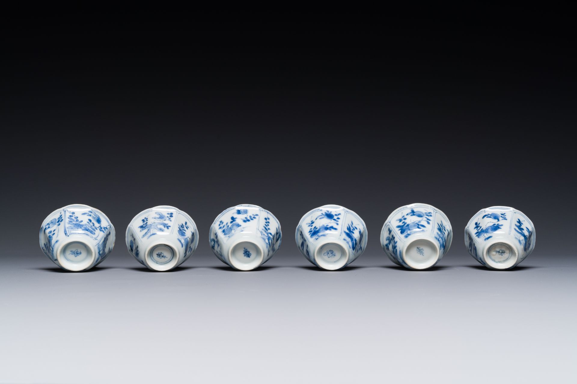 Six Chinese blue and white flower-shaped 'sanduo' cups and saucers, lingzhi mark, Kangxi - Bild 4 aus 5