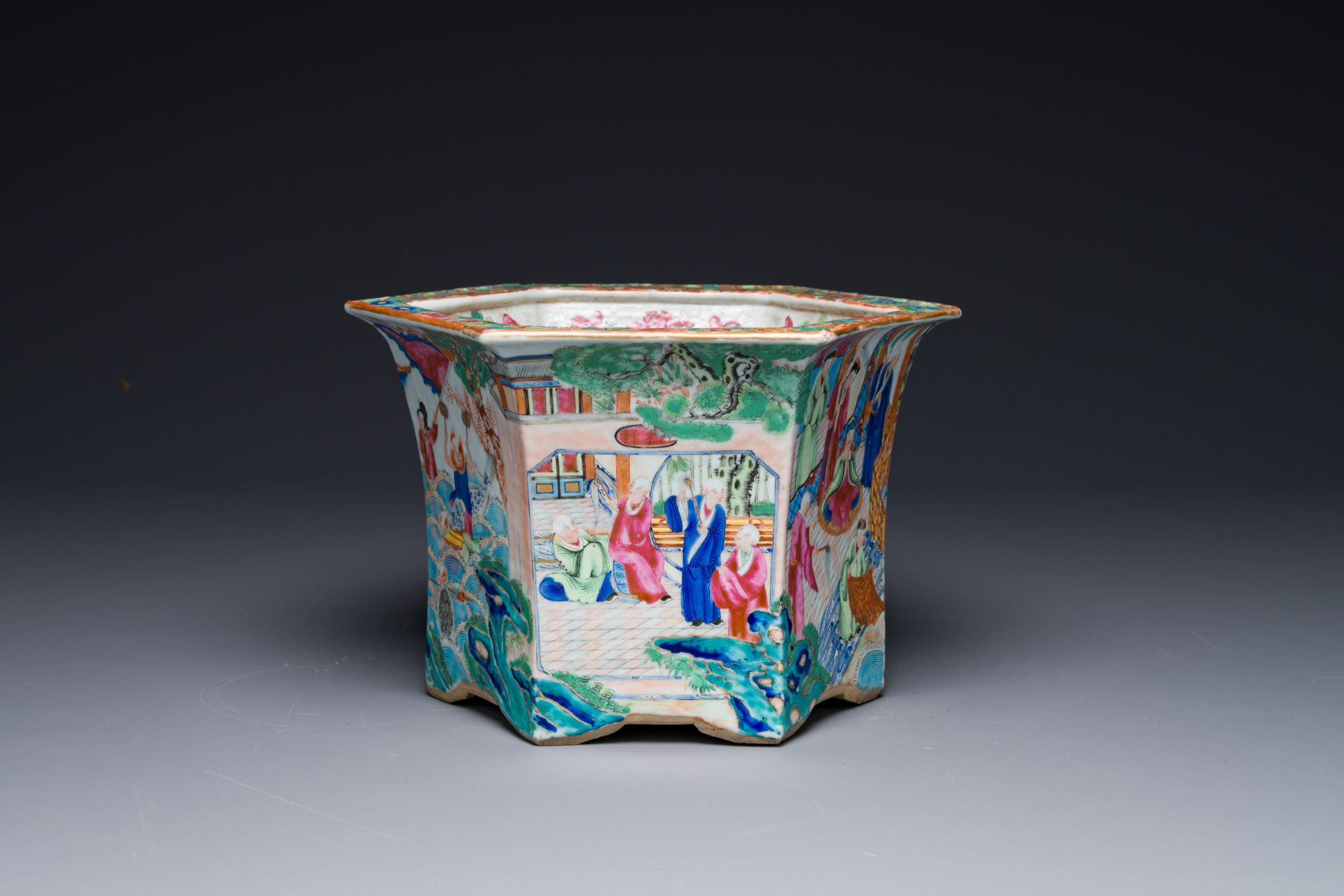 A very fine hexagonal Chinese Canton famille rose jardiniere, 19th C. - Bild 3 aus 9