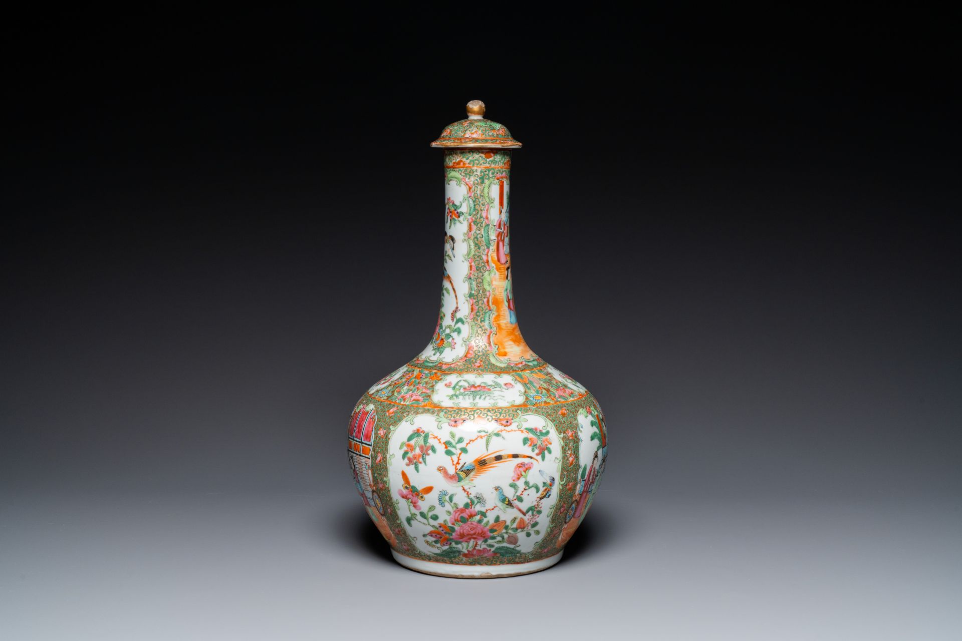 A Chinese Canton famille rose bowl and a covered bottle vase, 19th C. - Bild 5 aus 13