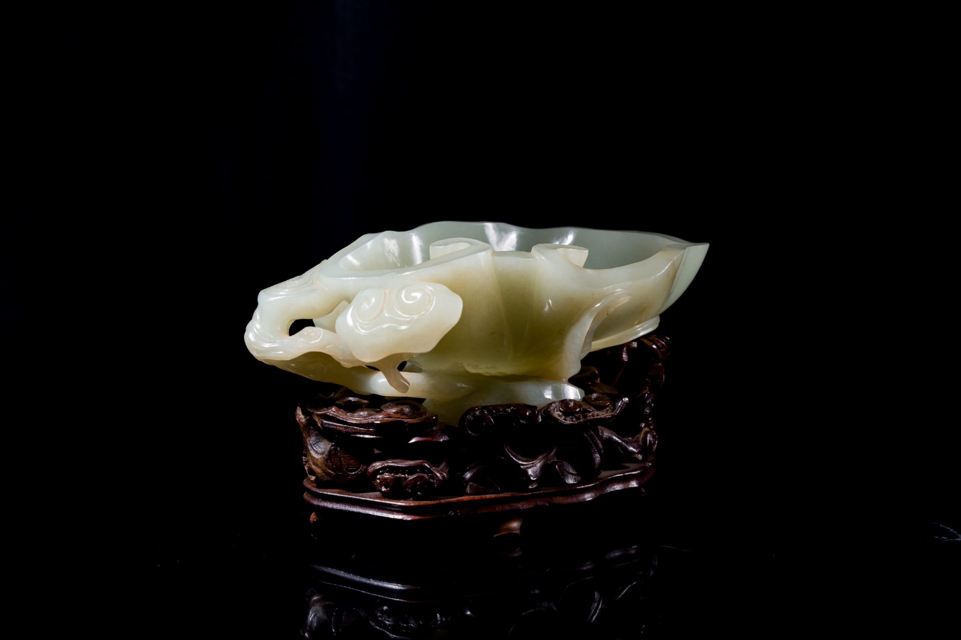 A Chinese celadon jade brush washer on wooden stand, 19/20th C. - Image 2 of 8