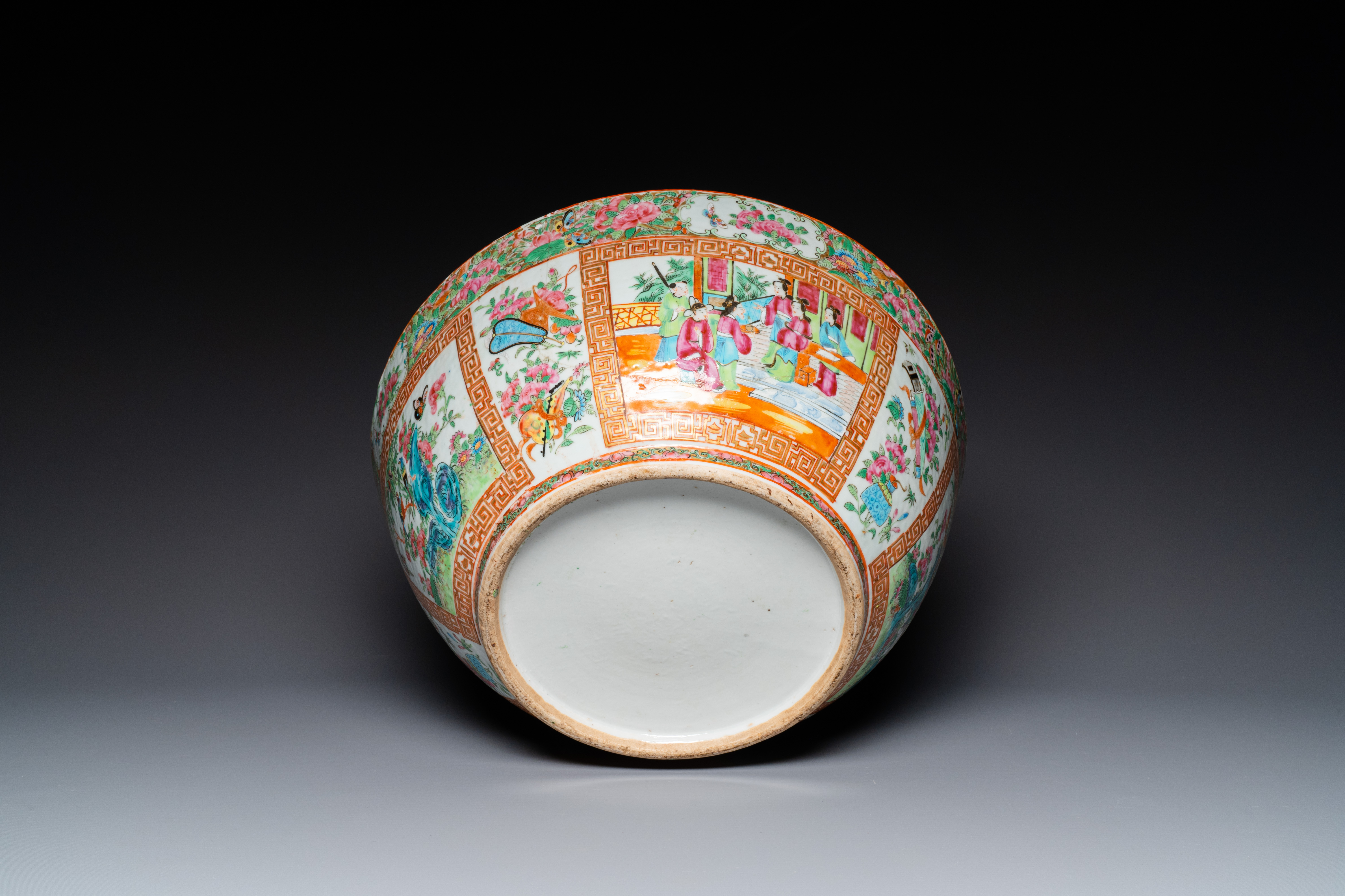 A Chinese Canton famille rose bowl and a covered bottle vase, 19th C. - Image 13 of 13