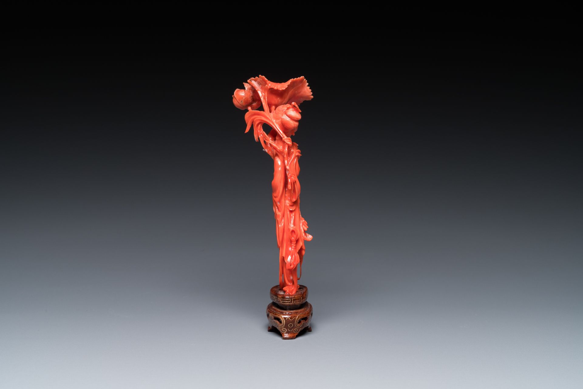 A Chinese red coral figure of a standing lady holding a flower, 19/20th C. - Image 3 of 7