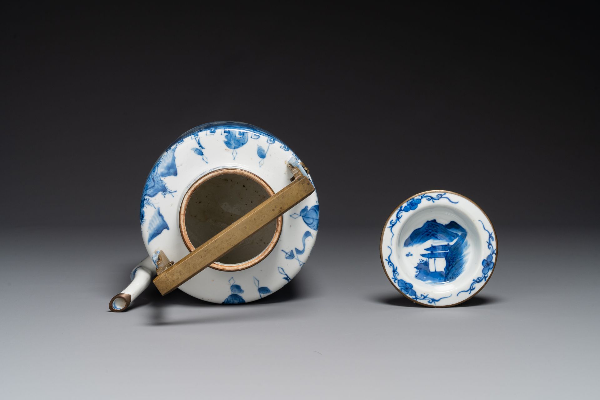 A Chinese blue and white teapot with landscape design and an 'antiquities' dish, 19th C. - Bild 3 aus 4
