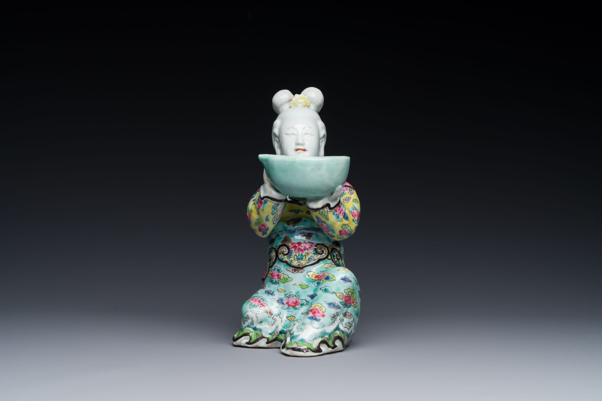 A Chinese famille rose figure of lady with a bowl, Yongzheng - Bild 2 aus 7