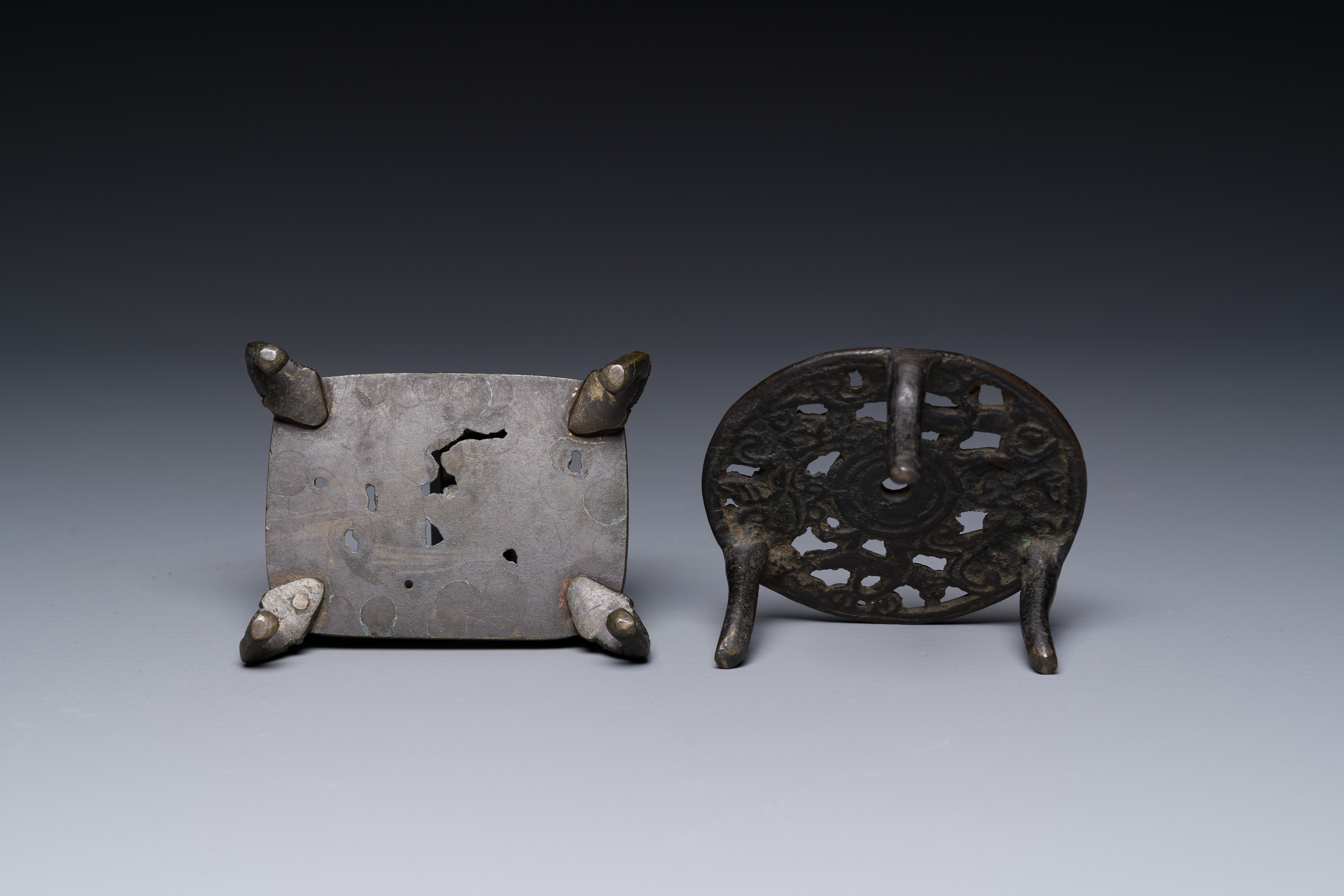 A group of four Chinese bronze scholarâ€™s desk objects, Shi Sou çŸ³åŸ mark, Ming/Qing - Image 8 of 8