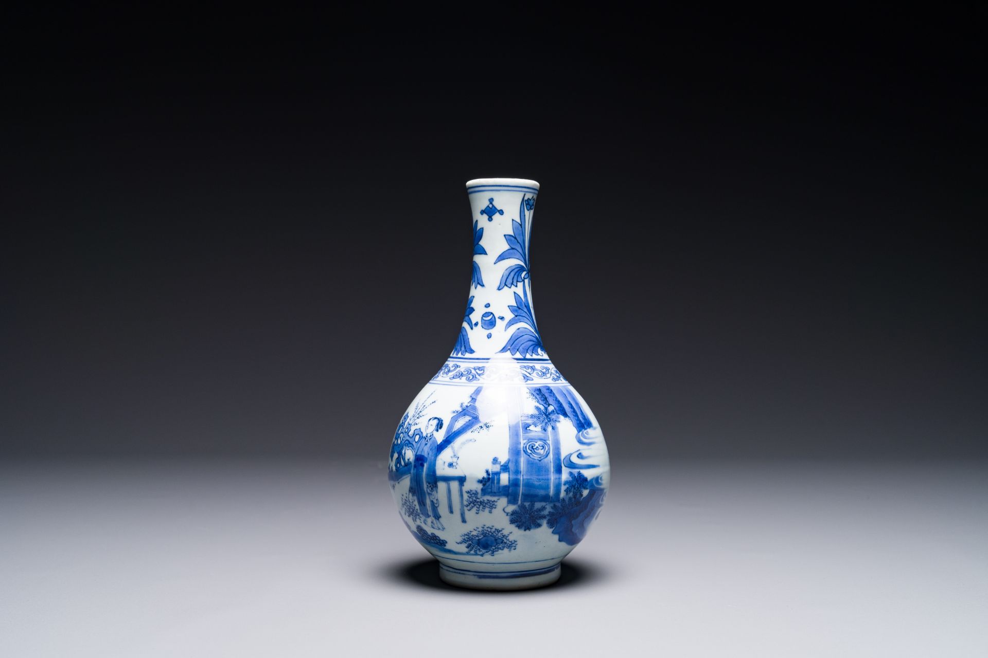 A Chinese blue and white bottle vase, Transitional period - Bild 2 aus 6