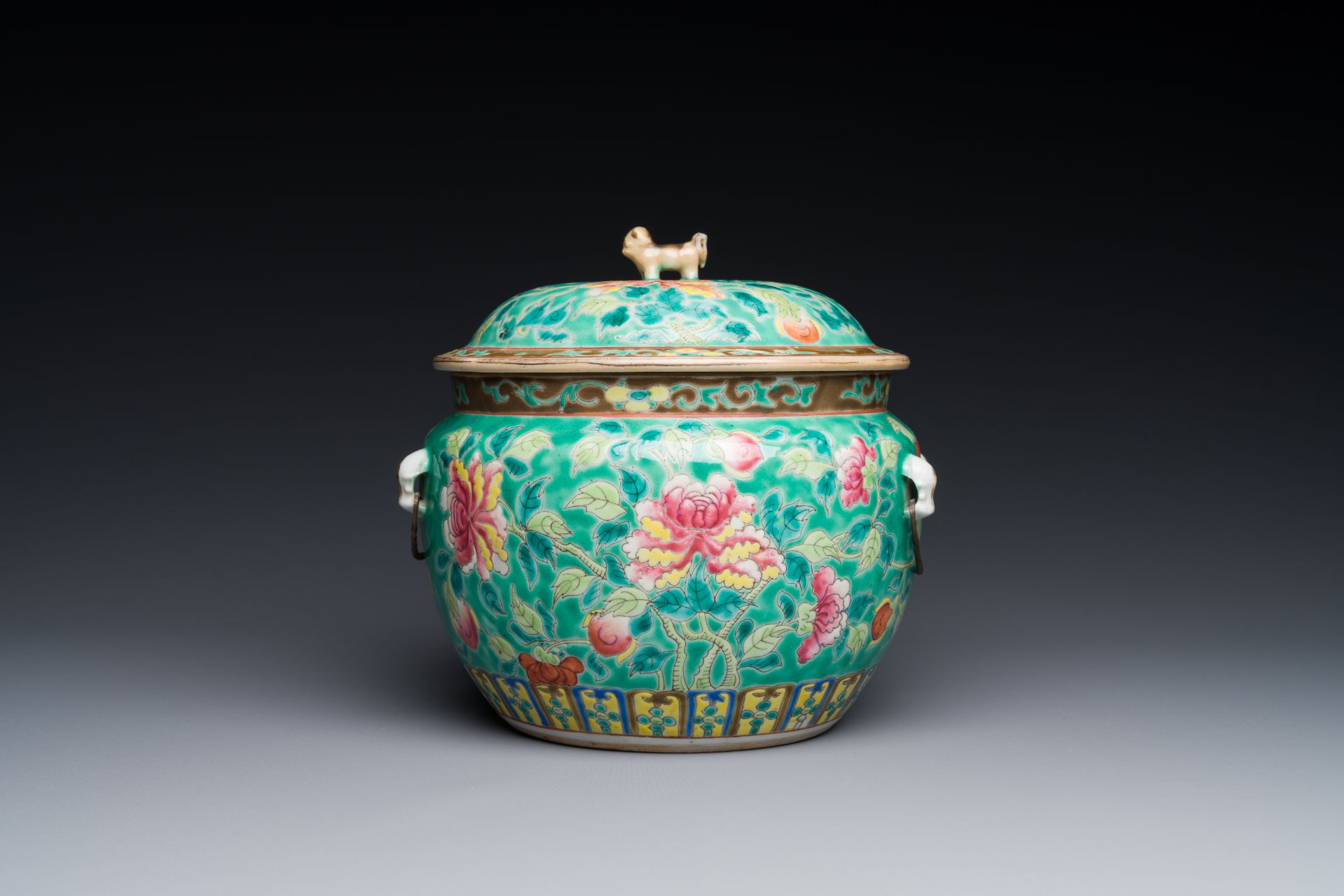 A Chinese famille rose 'kamcheng' bowl and cover for the Straits or Peranakan market, 19th C. - Bild 2 aus 4