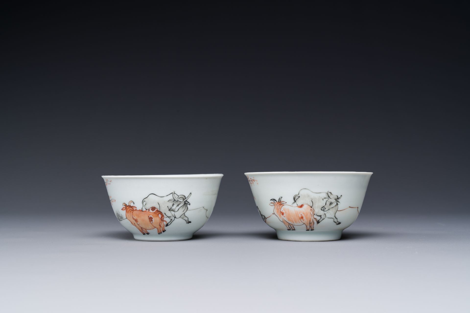 A pair of Chinese grisaille and iron-red 'buffalo' cups and saucers and a 'rooster' saucer, Yongzhen - Bild 2 aus 6