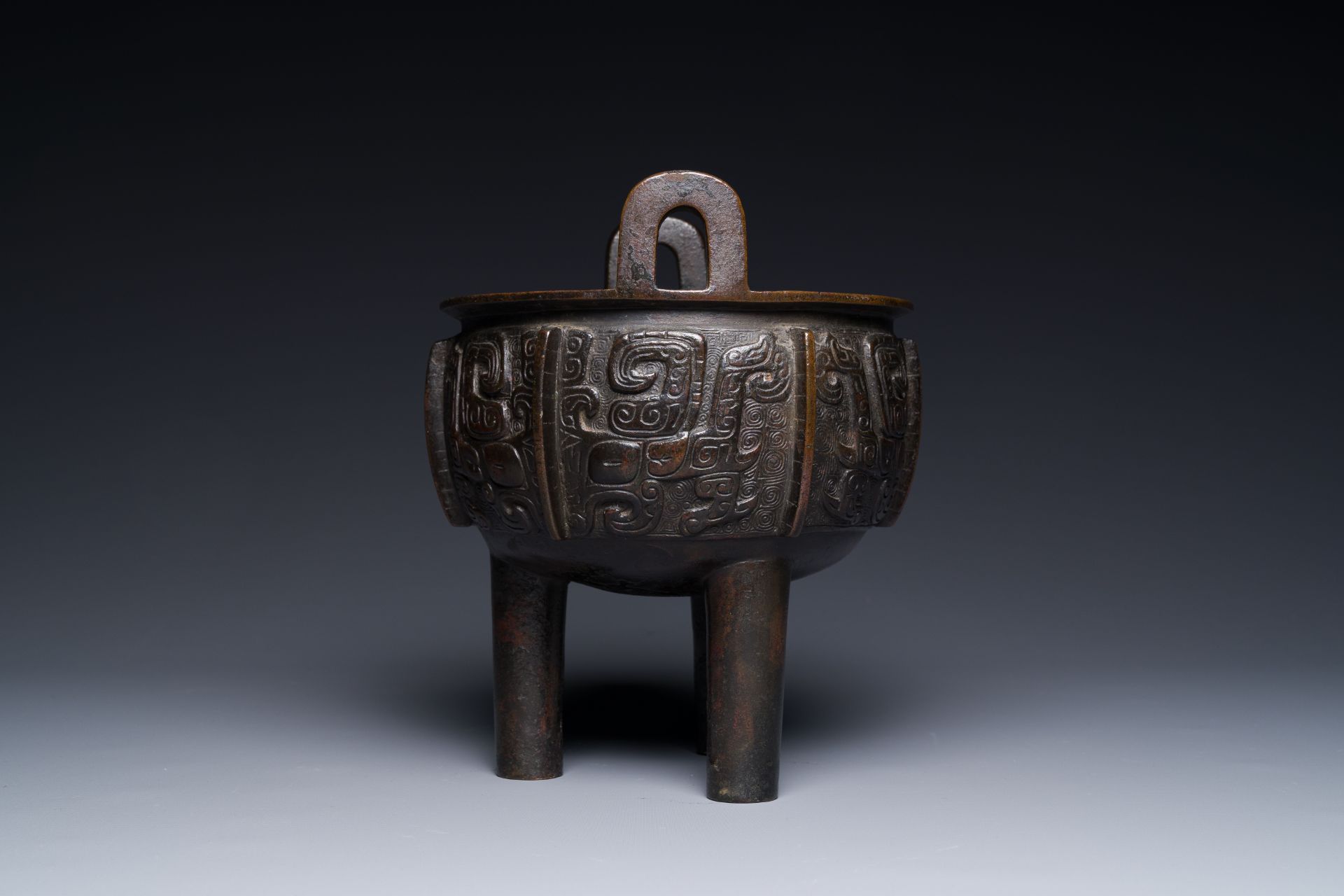A Chinese archaistic bronze tripod censer on wooden stand, 'ding', Song/Ming - Bild 8 aus 21