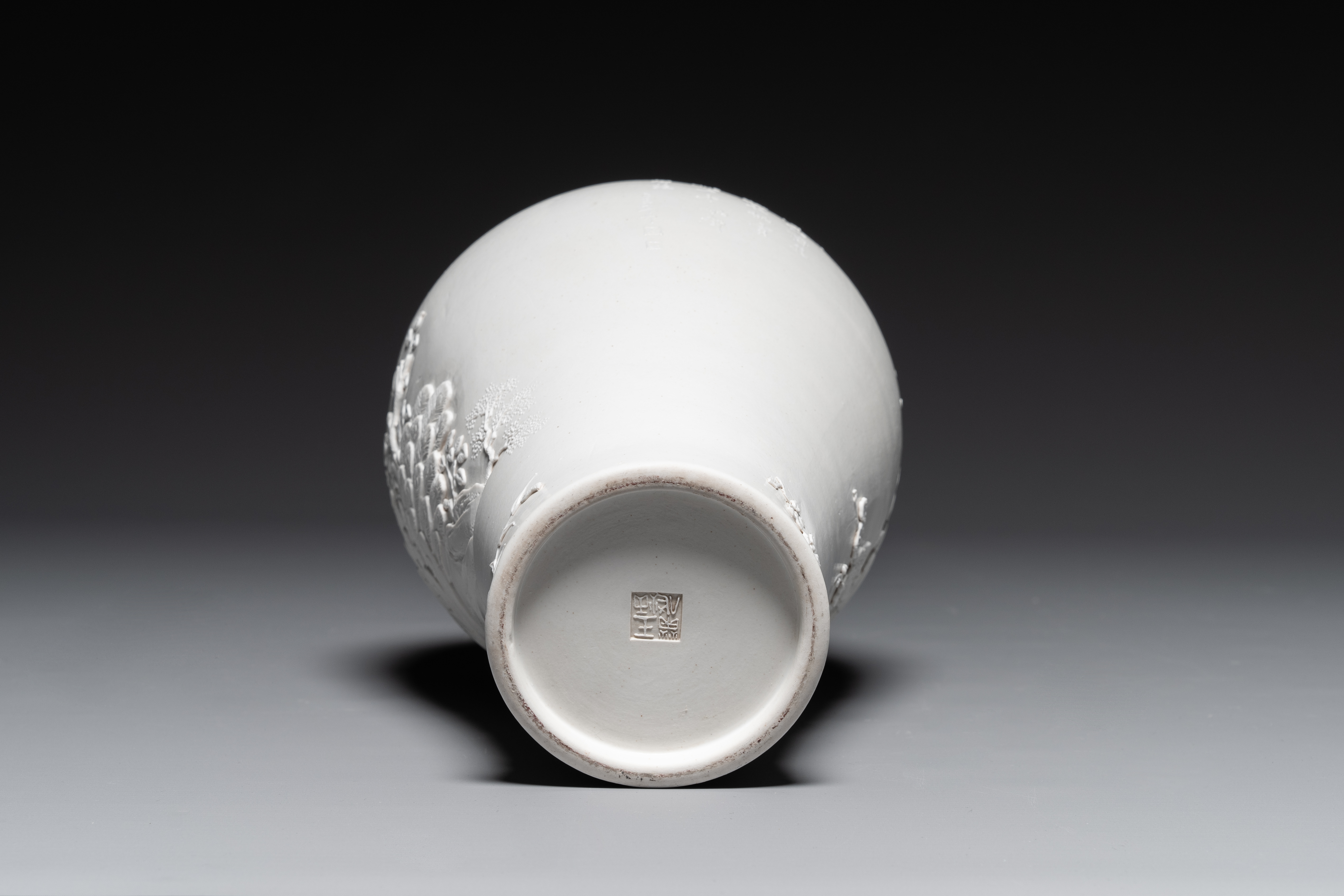 A Chinese monochrome white-glazed biscuit 'meiping' vase, signed Wang Bingrong çŽ‹ç‚³æ¦®, 19/20th C. - Image 6 of 6