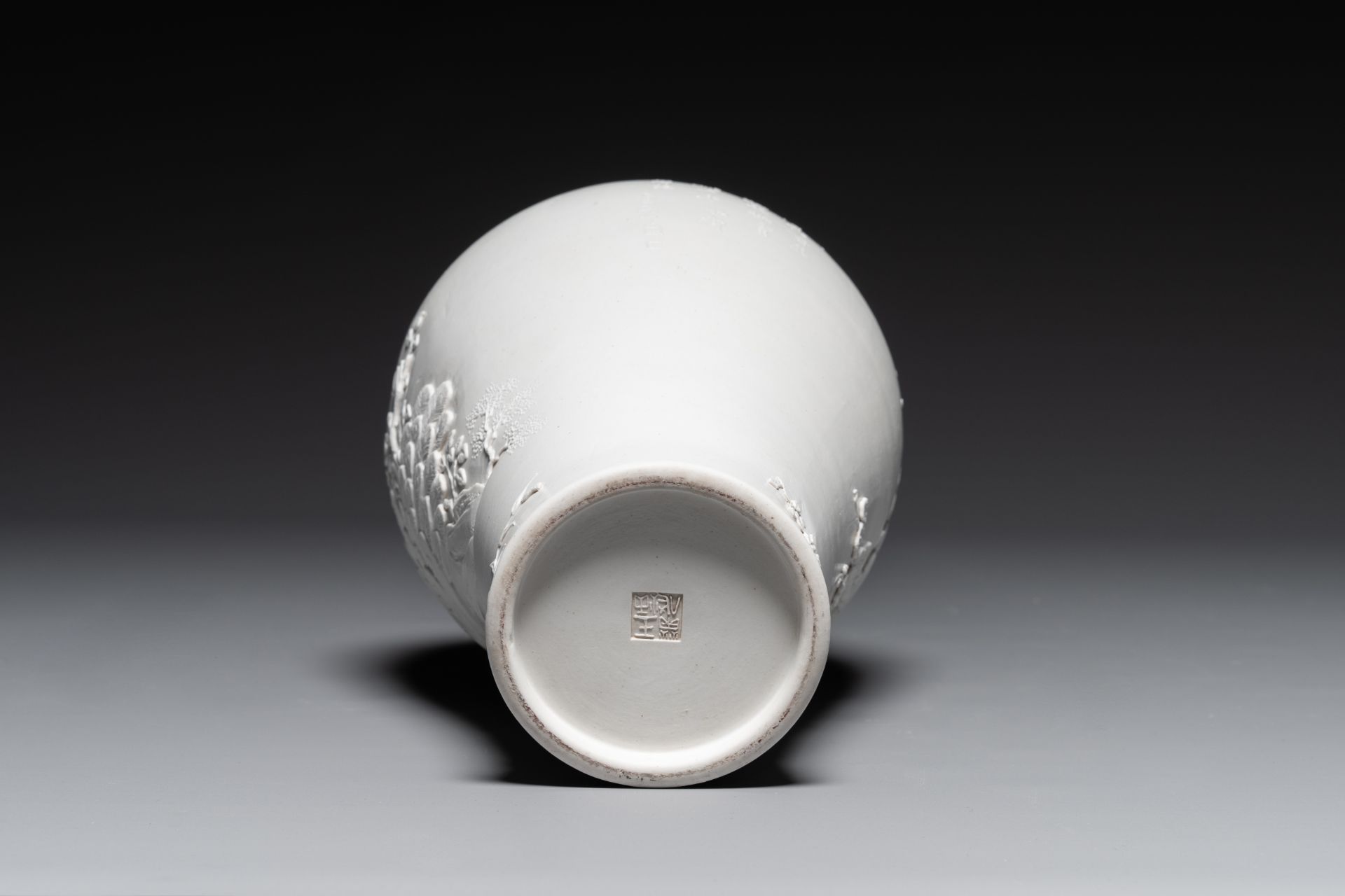 A Chinese monochrome white-glazed biscuit 'meiping' vase, signed Wang Bingrong çŽ‹ç‚³æ¦®, 19/20th C. - Bild 6 aus 6