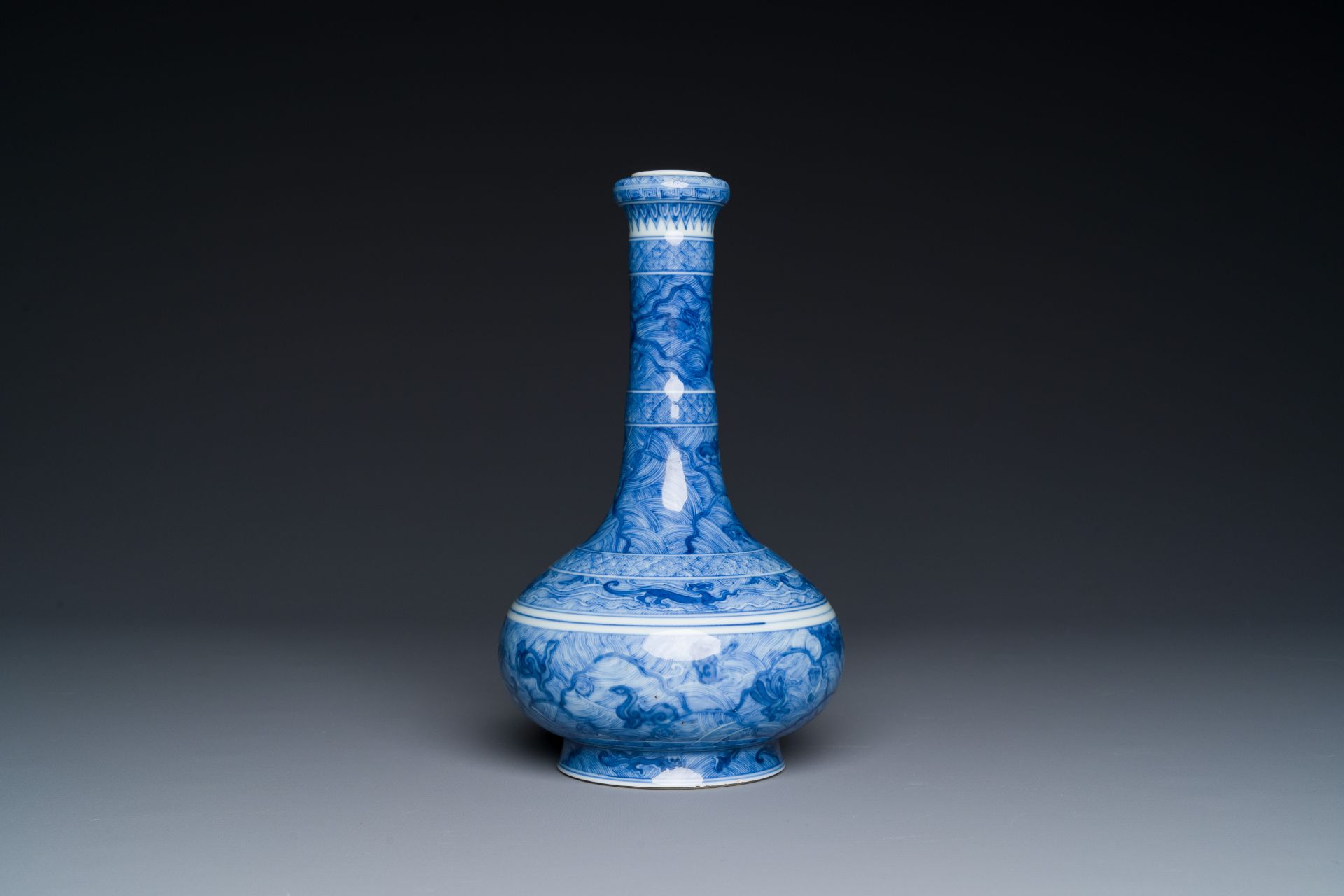 An exceptional Chinese blue and white 'mythic animals' garlic-mouth bottle vase on wooden stand, Kan - Bild 2 aus 10