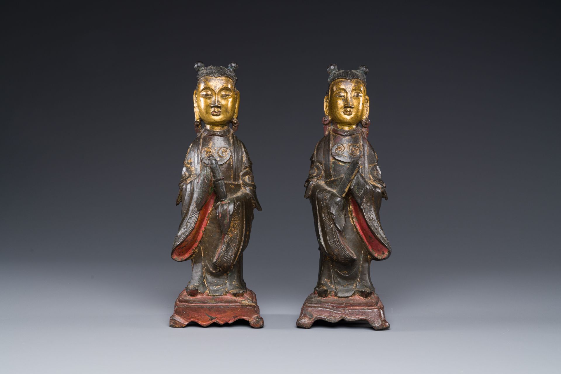 A pair of Chinese partly lacquered and gilt bronze figures of female attendants, Ming - Bild 6 aus 12