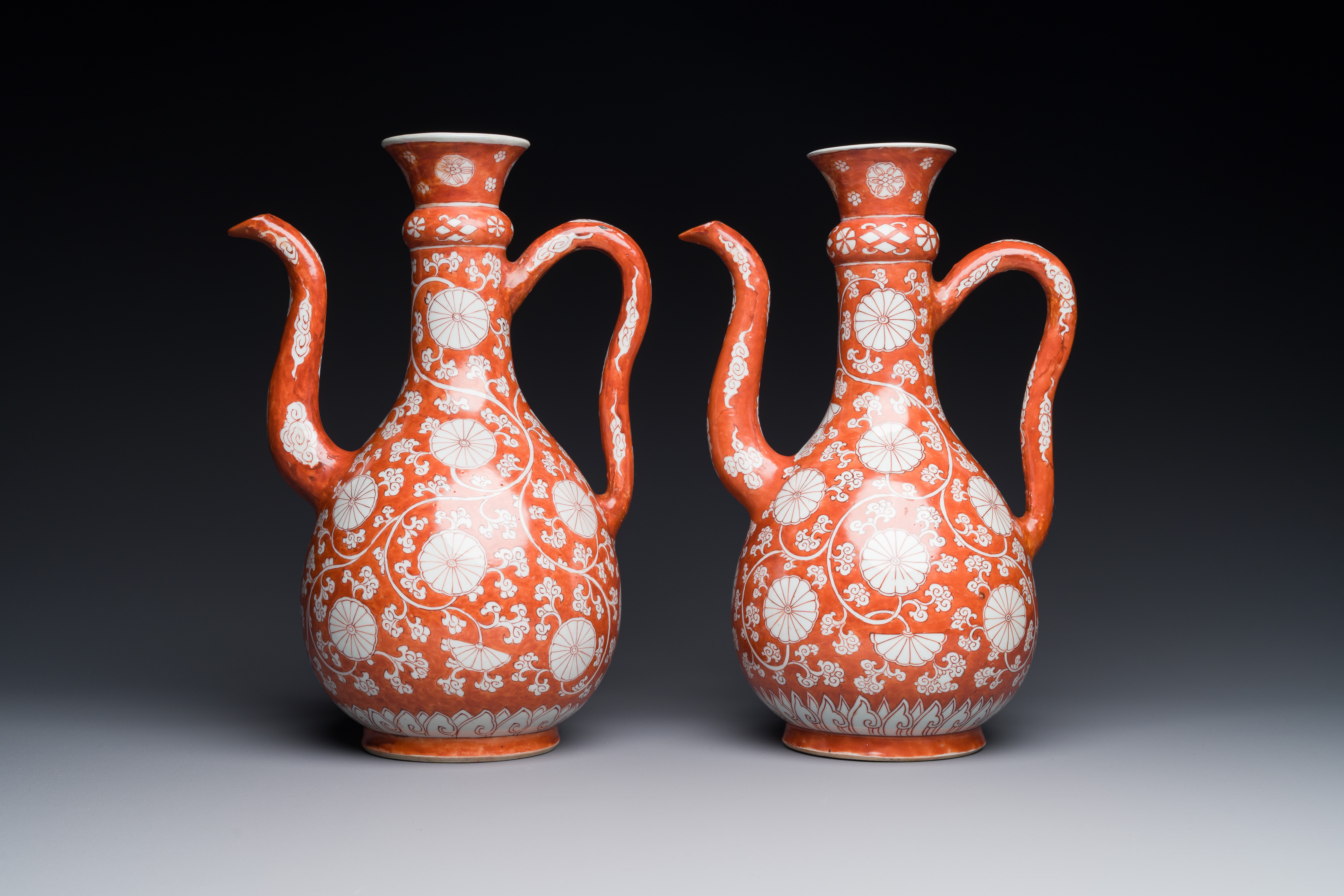 A pair of rare Chinese iron-red-enamelled 'chrysanthemum scroll' ewers, Kangxi - Bild 2 aus 7