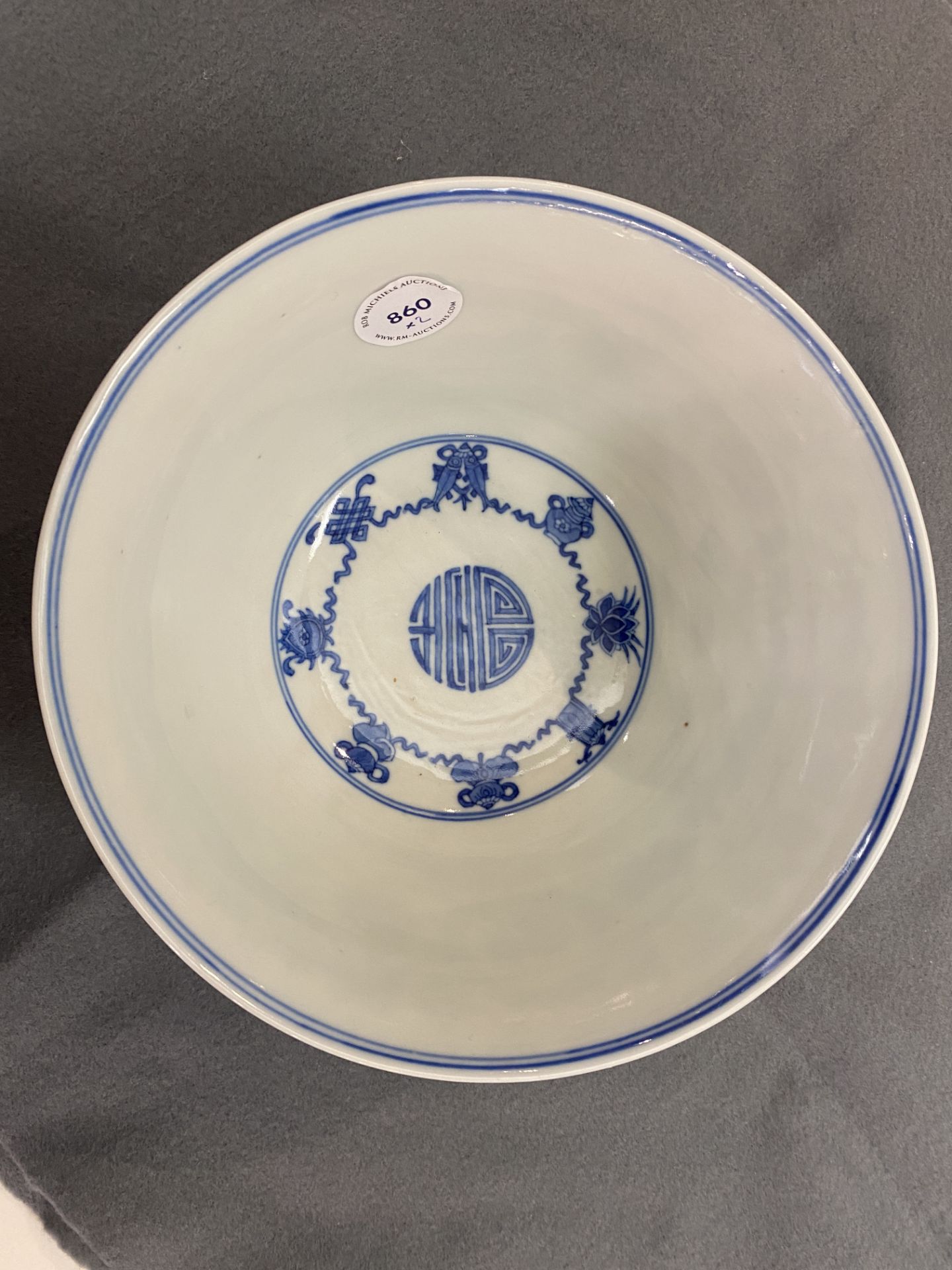 A pair of Chinese blue and white 'wan shou wu jiang' bowls, Qianlong mark and of the period - Bild 25 aus 40