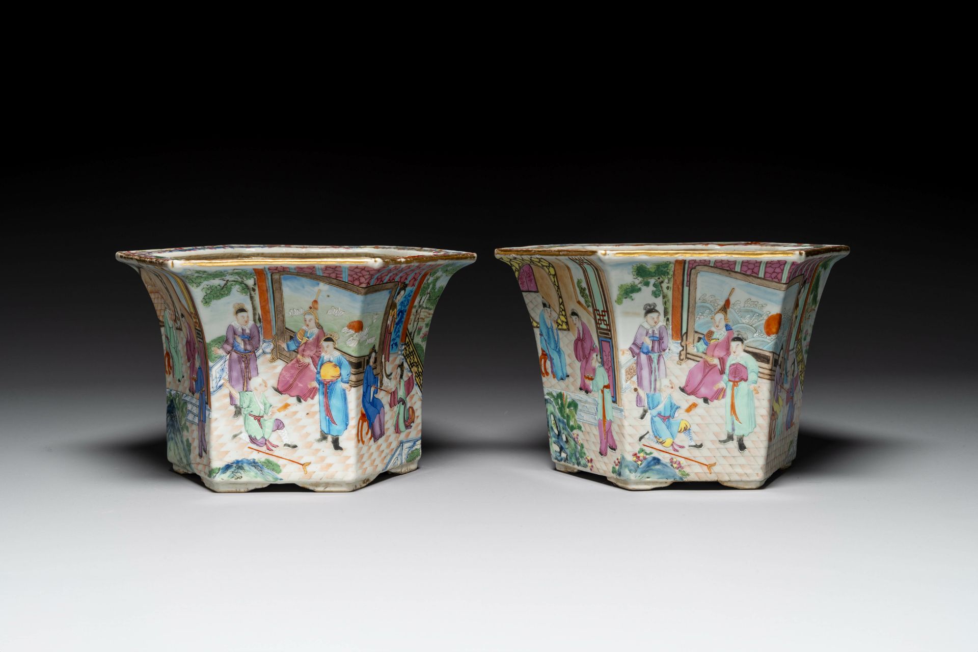 A pair of hexagonal Chinese Canton famille rose jardinieres on stands, 19th C. - Bild 2 aus 9