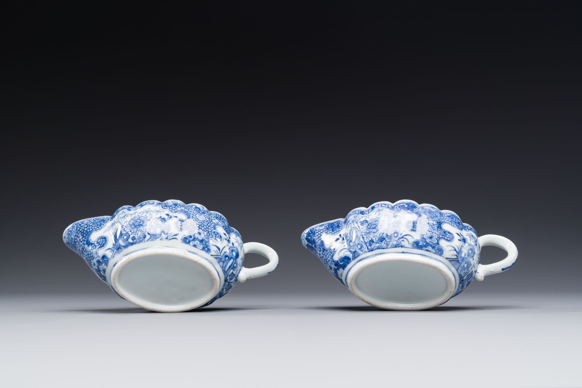 A pair Chinese blue and white sauce boats and a pair of tureens and covers, Qianlong - Image 4 of 5