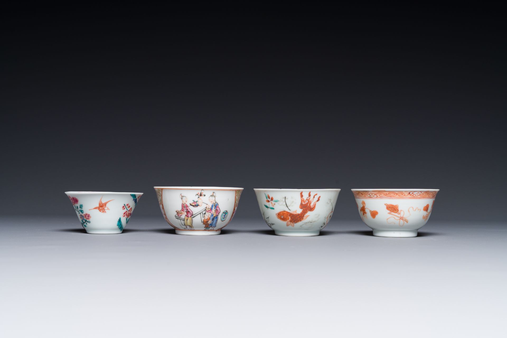 Four Chinese famille rose and iron-red cups and saucers, Yongzheng/Qianlong - Bild 5 aus 6