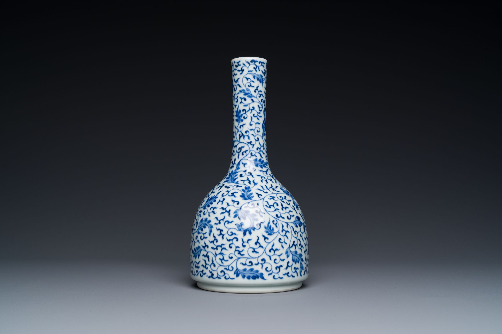 A Chinese blue and white 'lotus scroll' bottle vase, Yongzheng mark and possibly of the period - Bild 2 aus 6