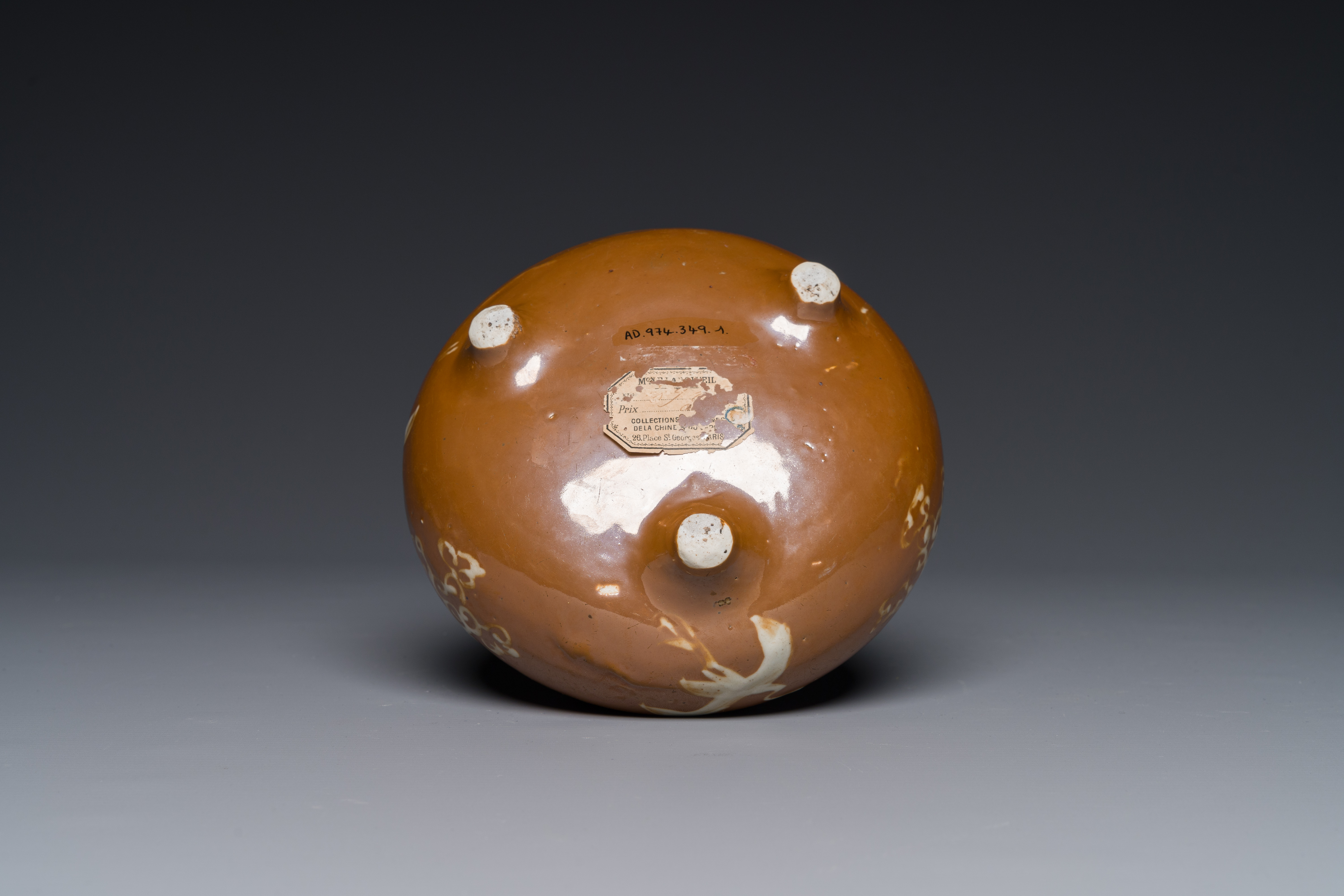 A rare Chinese Swatow slip-decorated brown-glazed tripod censer with cranes, Ming - Image 7 of 7