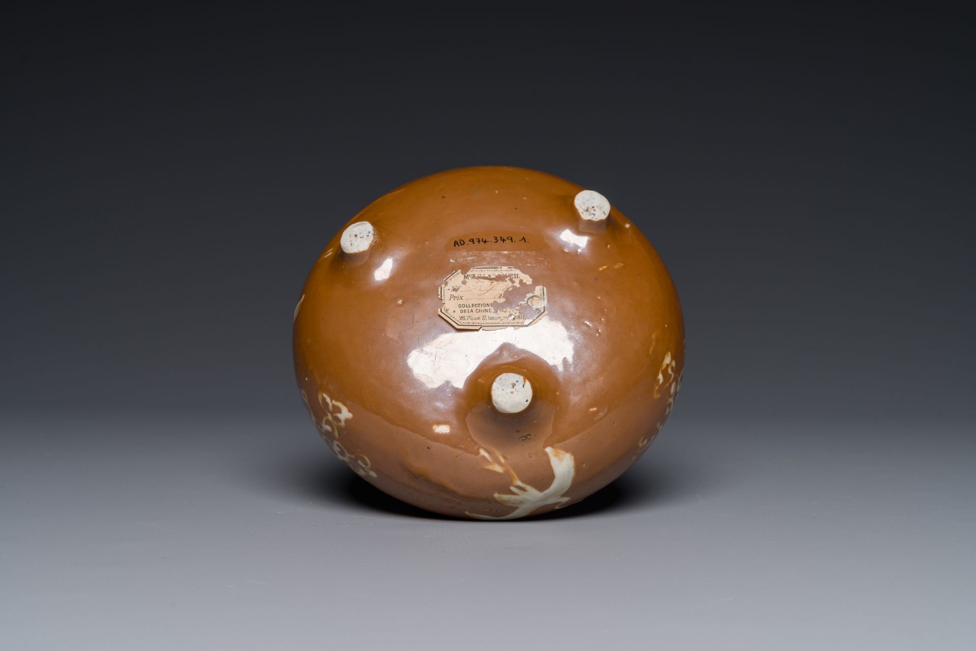 A rare Chinese Swatow slip-decorated brown-glazed tripod censer with cranes, Ming - Image 7 of 7