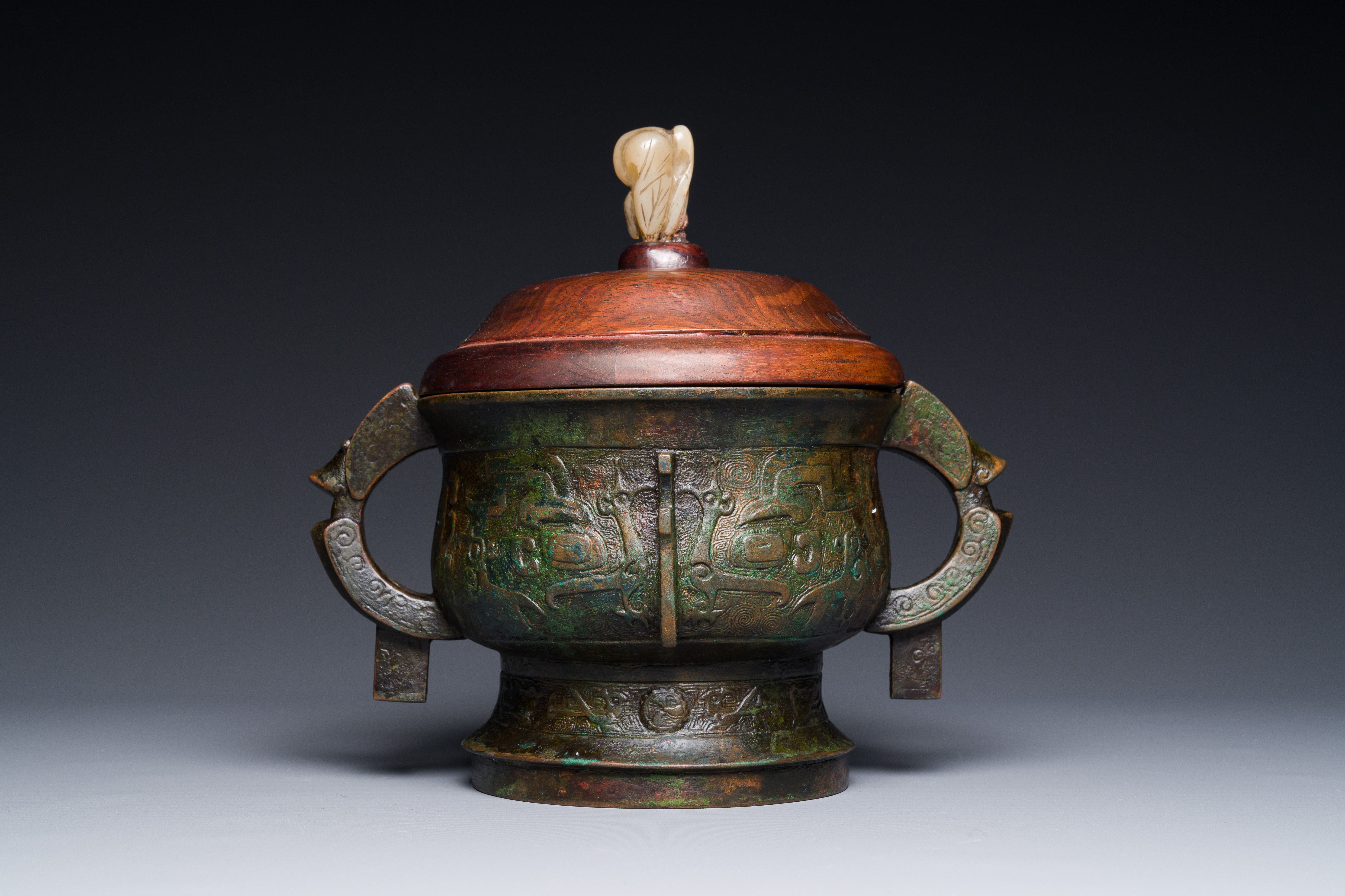 A Chinese unusual archaistic bronze censer with wooden cover, 'gui', Song - Image 2 of 21