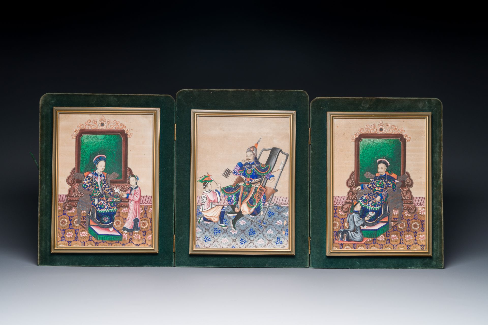 Three Chinese Canton rice paper paintings in a triptych frame, 19th C. - Bild 2 aus 6