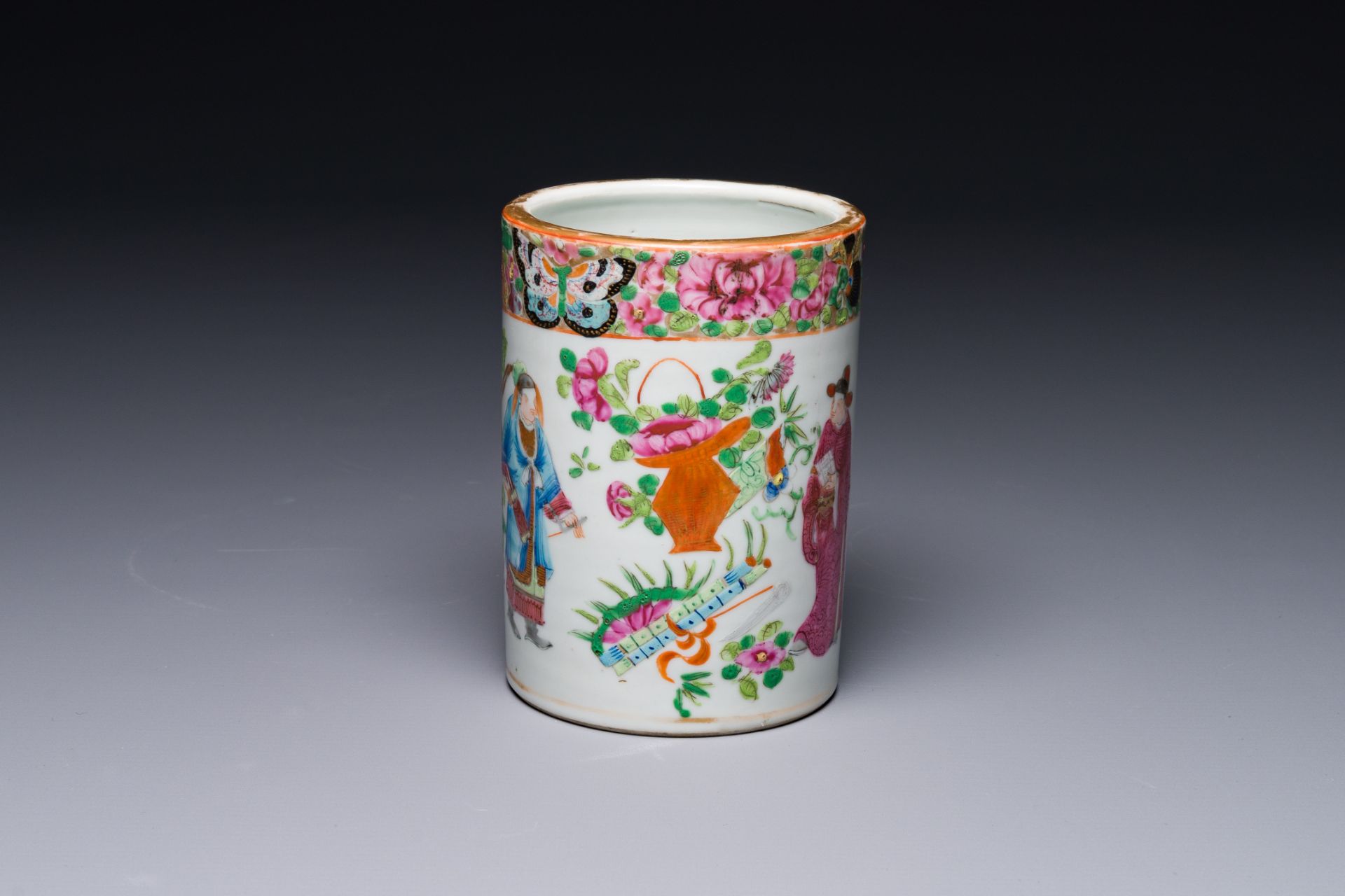 A Chinese Canton famille rose 'Wu Shuang Pu' brush pot, 19th C. - Image 5 of 7