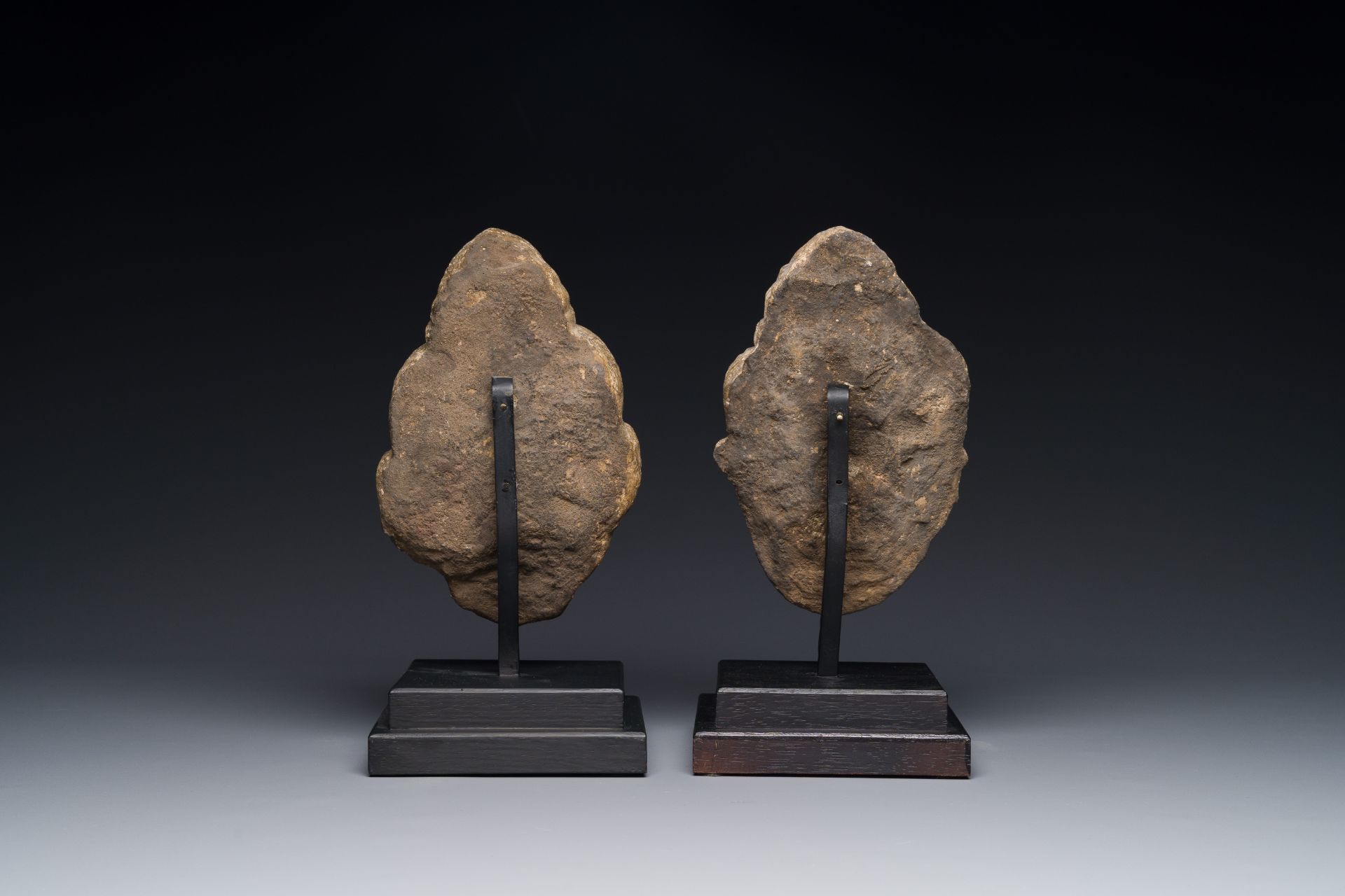 A stone head of Buddha and a sandstone khmer head of a deity, Bayon style, Cambodia, 12/13th C. - Bild 8 aus 12