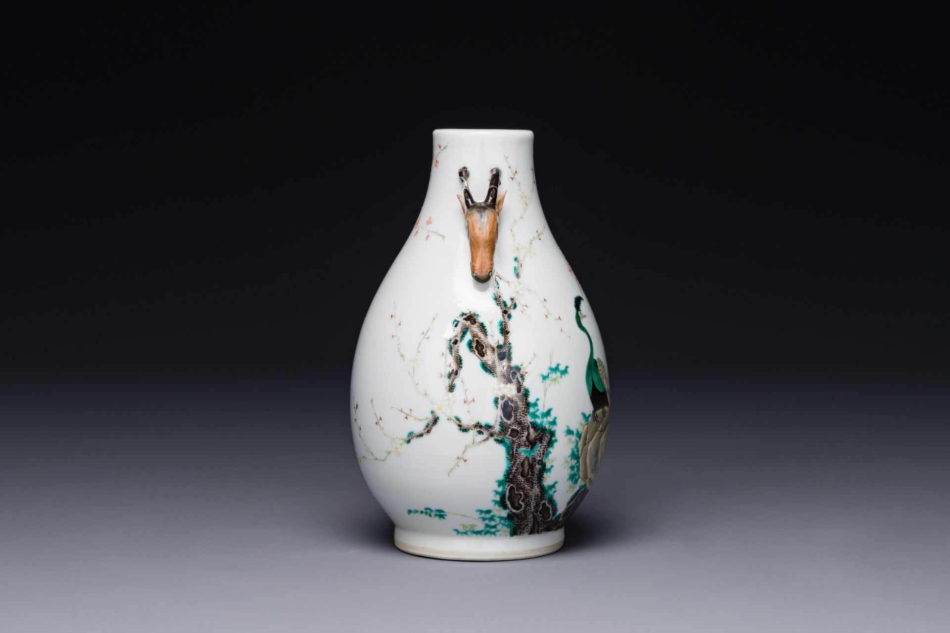 A Chinese famille rose 'hu' vase with peacocks, Yongzheng mark, 19th C. - Bild 2 aus 6