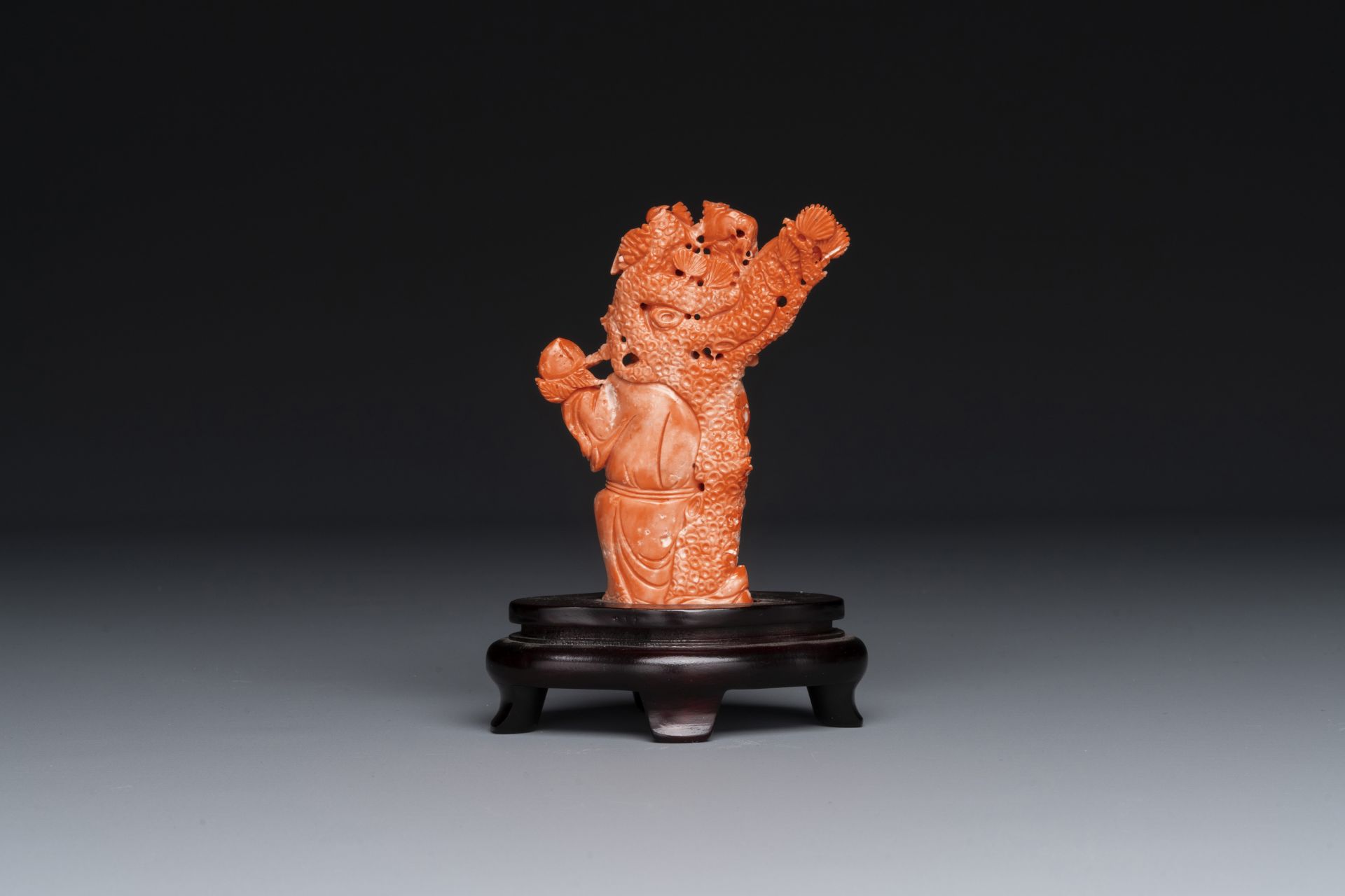 A Chinese red coral figure of Shoulao on wooden stand, 19/20th C. - Image 3 of 5